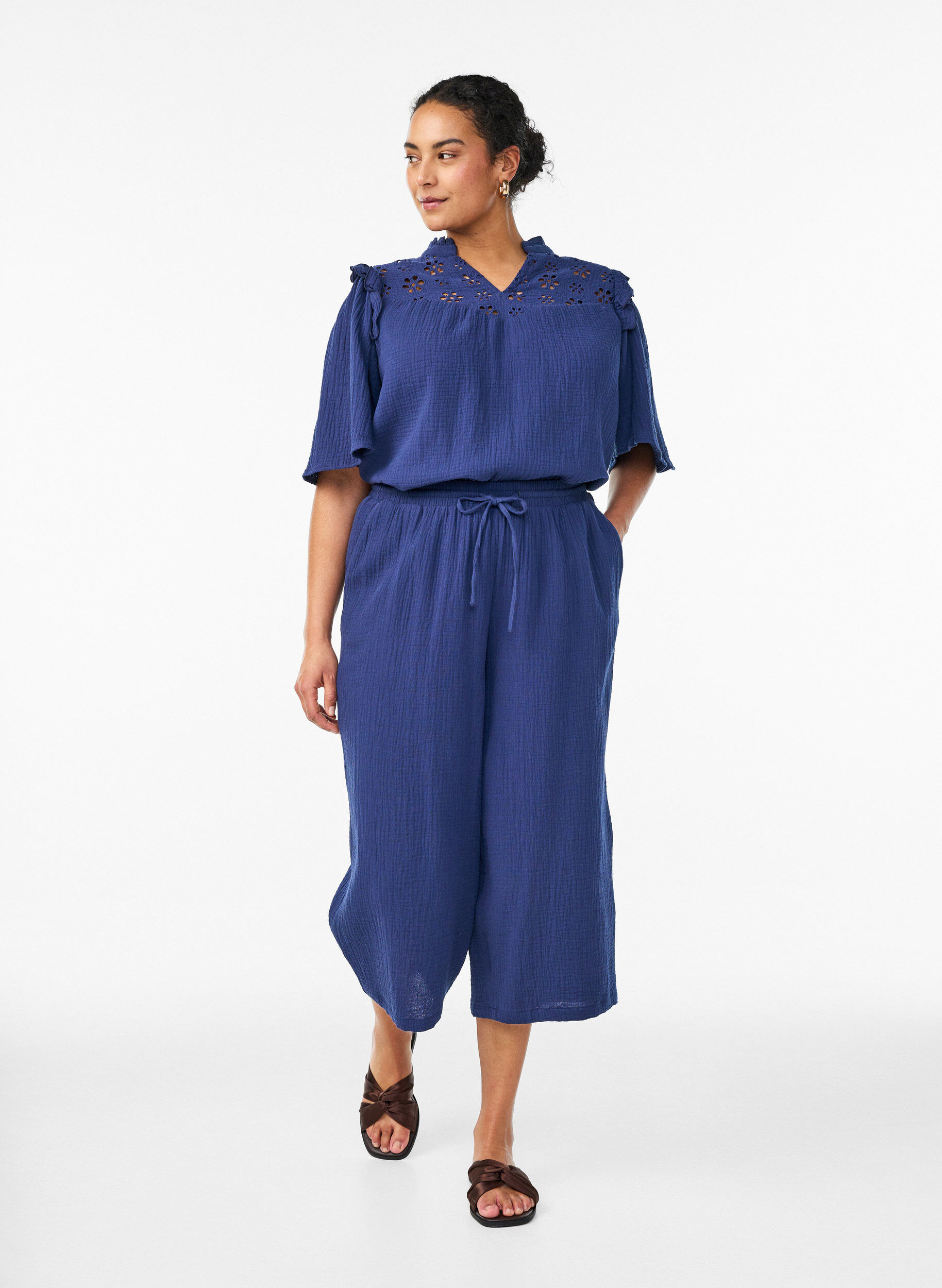 Zizzi Blouse en mousseline de coton avec broderie anglaise et manches 1/2, Bleu, Model image number 1