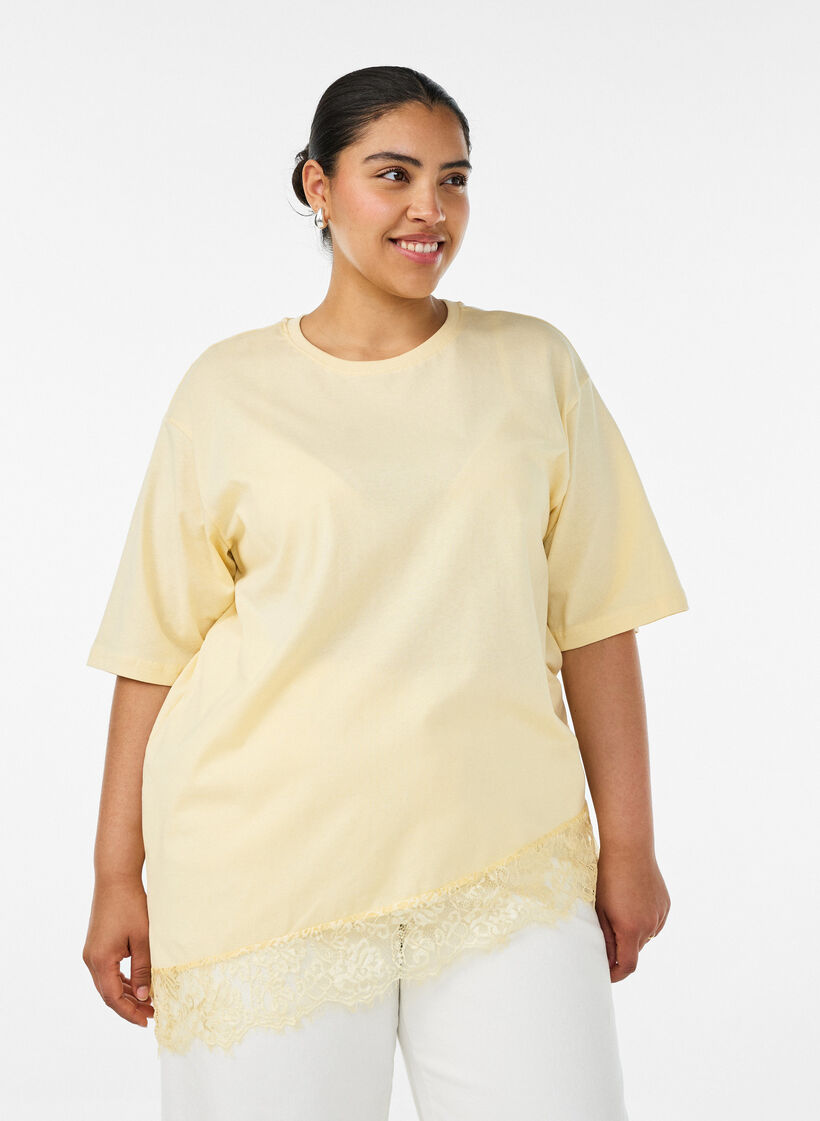 T-shirt avec ourlet asym&eacute;trique en dentelle, Jaune clair, Model image number 0