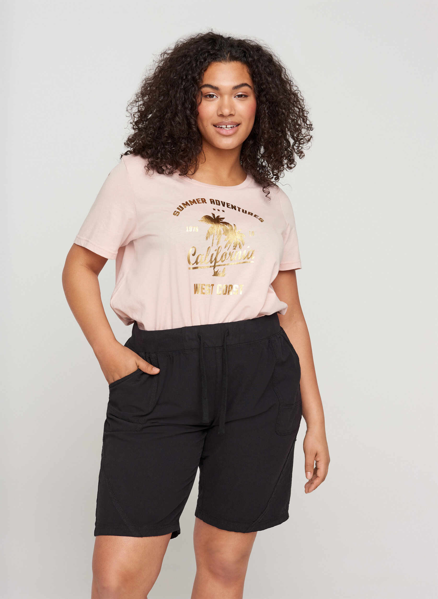 Zizzi Short ample avec poches en coton, Noir, Model image number 0