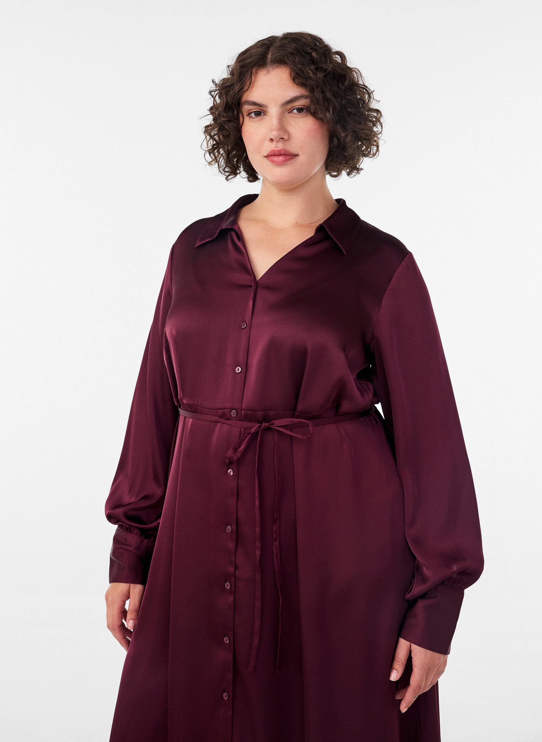 Robe chemise en satin avec une ceinture &agrave; nouer, Bordeaux, Model