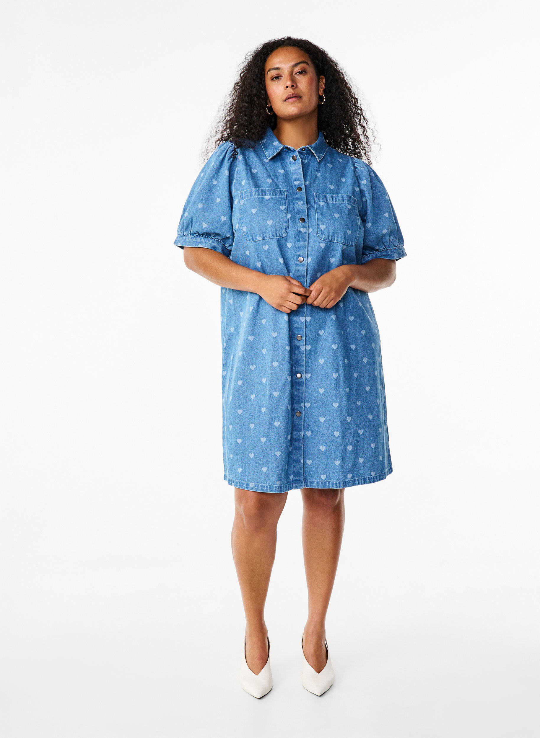 Zizzi Robe en jean &agrave; manches courtes avec imprim&eacute; c&oelig;ur, L. Blue D. w. Heart, Model image number 2