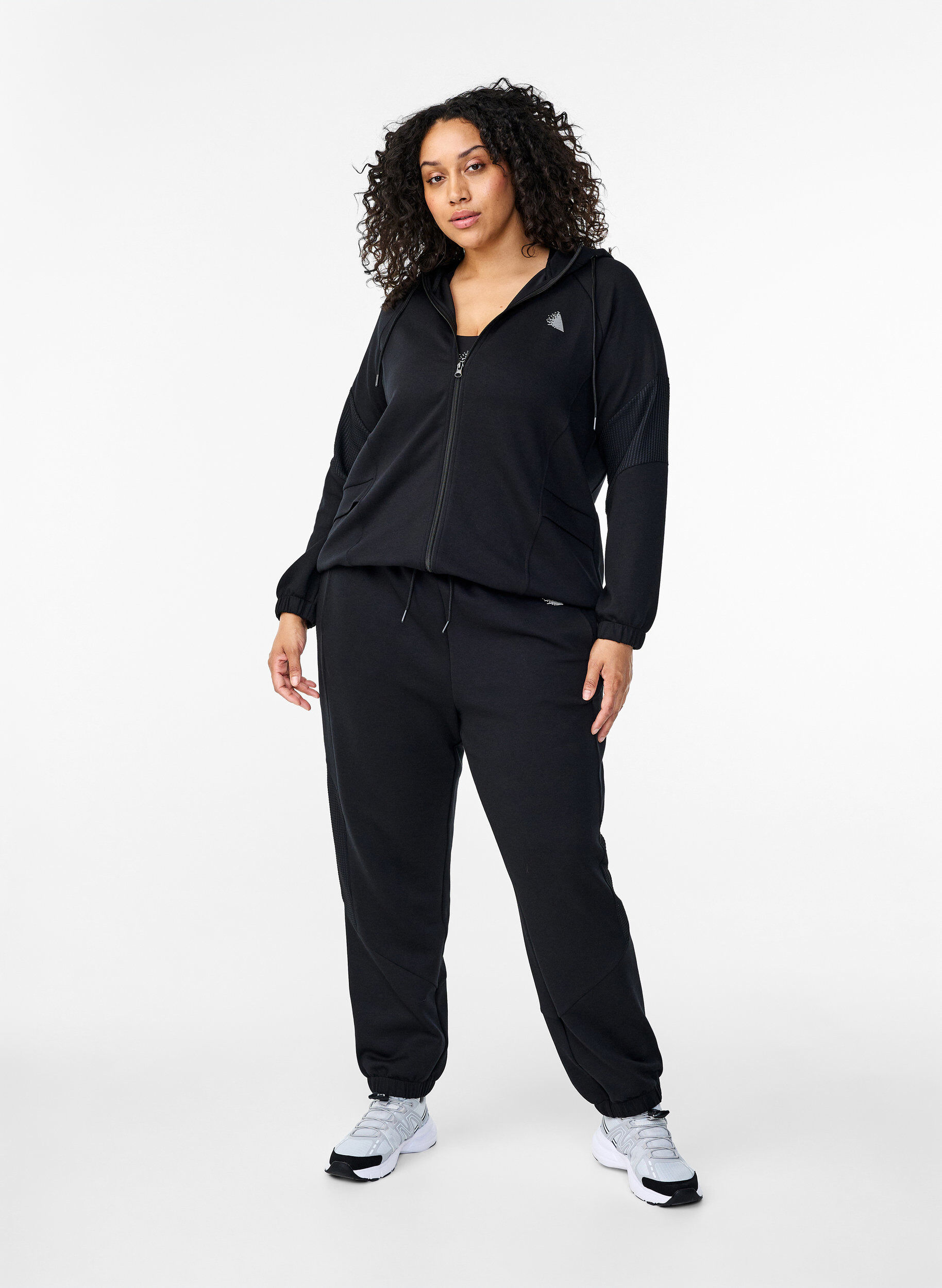 Zizzi Pantalons de surv&ecirc;tement avec d&eacute;tail textur&eacute;, Black, Model image number 3