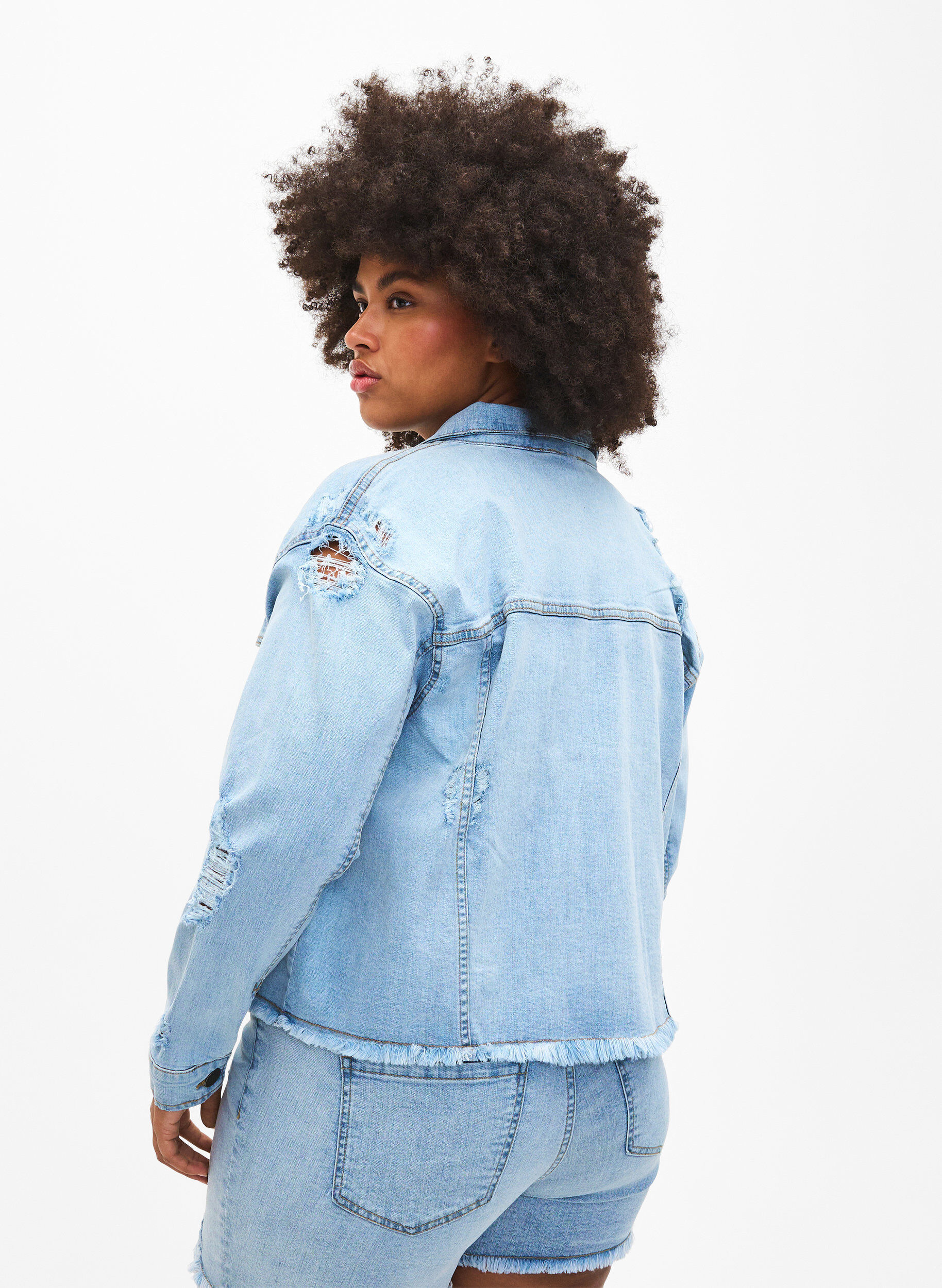 Zizzi Veste en jean courte avec effet us&eacute;, Light Blue Denim, Model image number 1