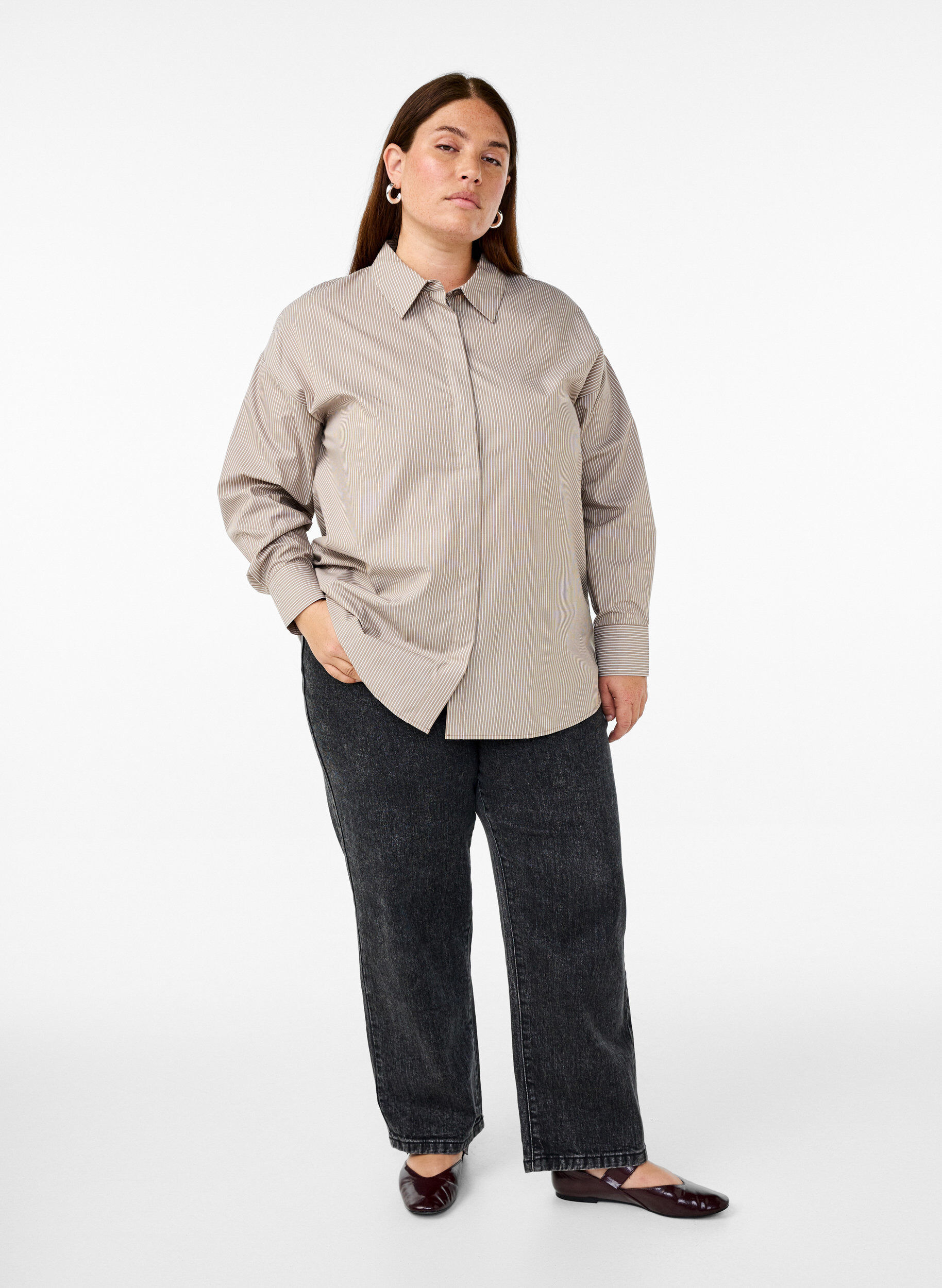 Zizzi Chemise ray&eacute;e ample &agrave; manches longues, Marron, Model image number 1