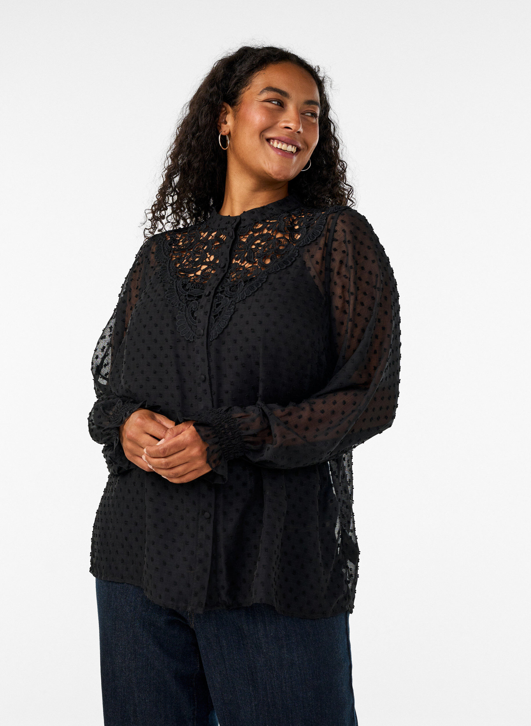 Chemisier avec empi&egrave;cement en dentelle et motif &agrave; pois, Noir, Model