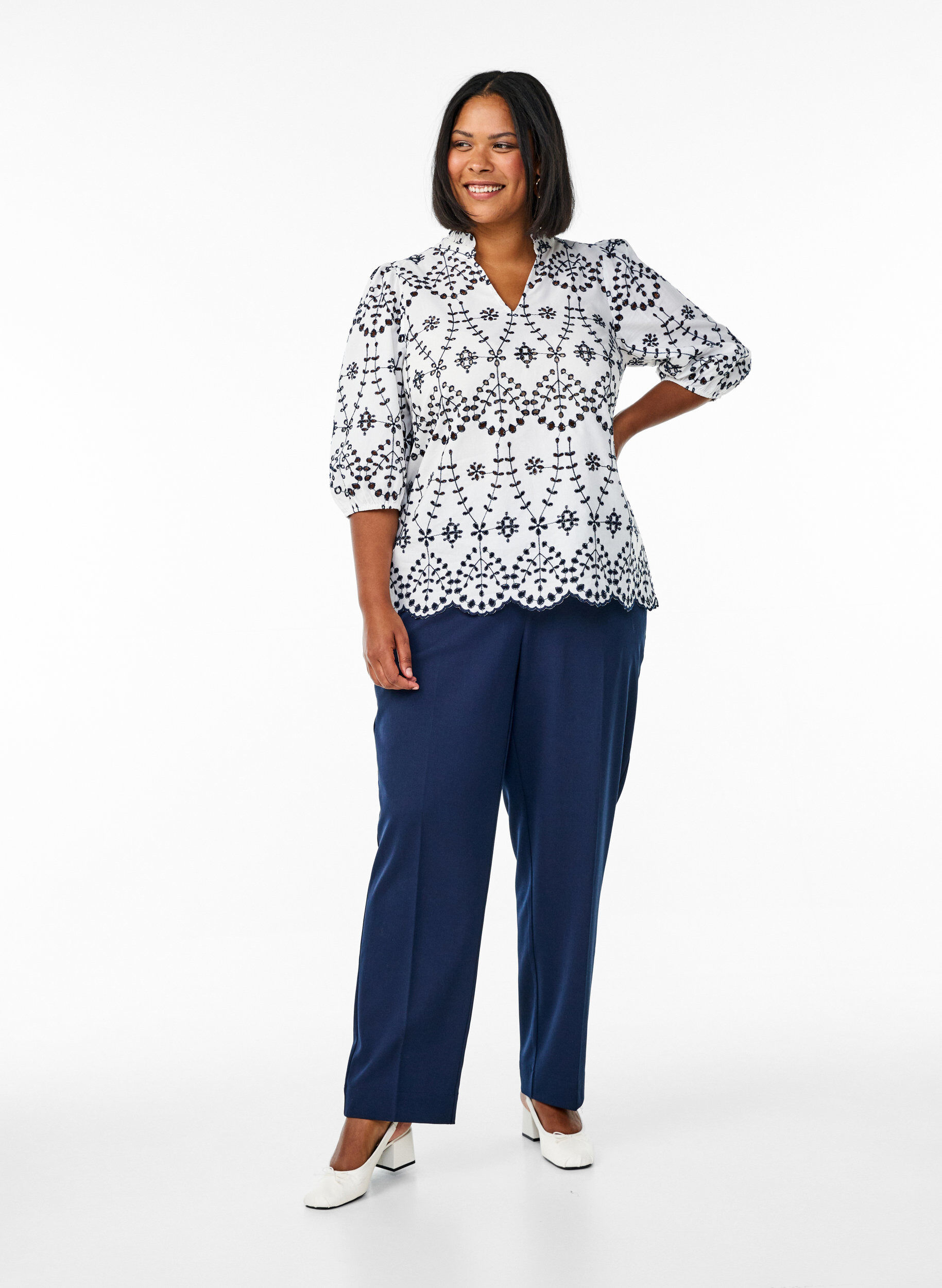 Zizzi Chemisier &agrave; manches 3/4 avec broderie anglaise contrast&eacute;e, Blanc, Model image number 1