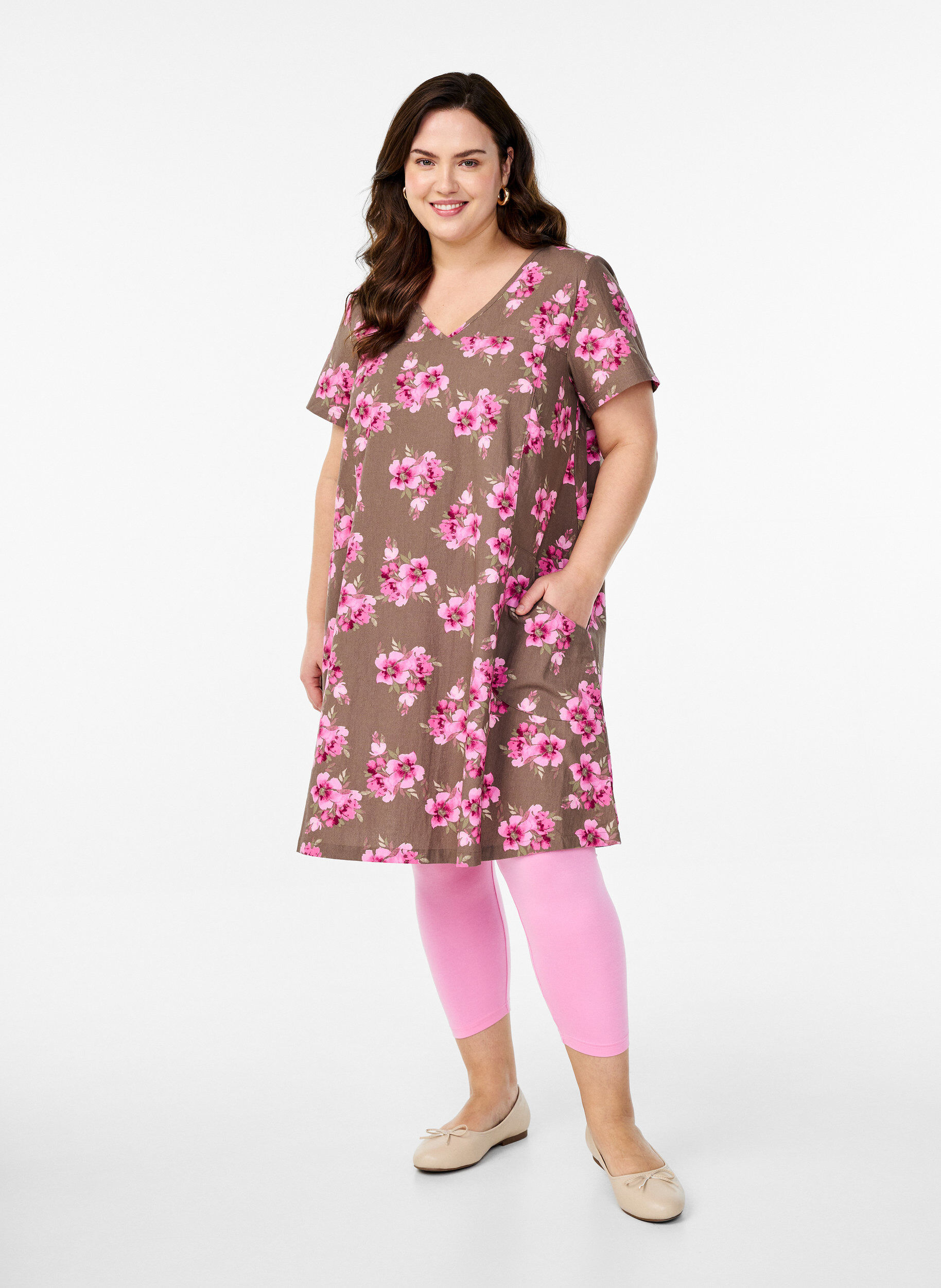 Zizzi Robe courte &eacute;vas&eacute;e &agrave; imprim&eacute; floral, Marron, Model image number 1