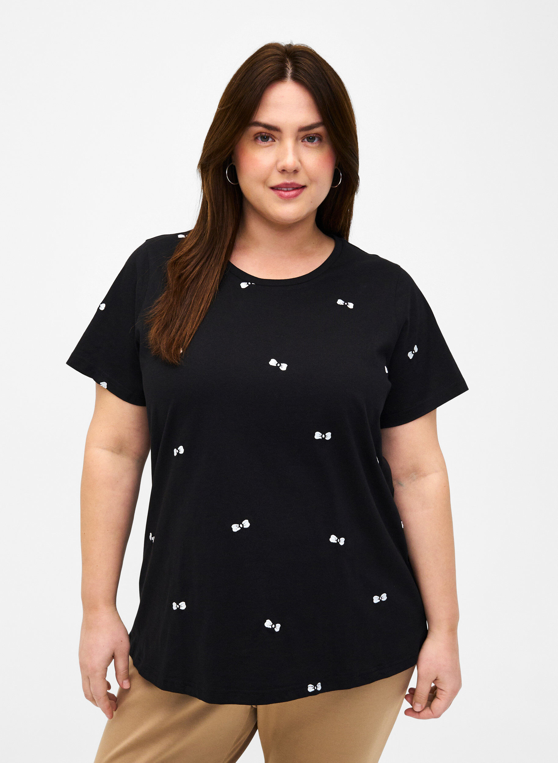 Zizzi T-shirt en coton biologique avec des n&oelig;uds, Black W. Bow Emb. , Model image number 0