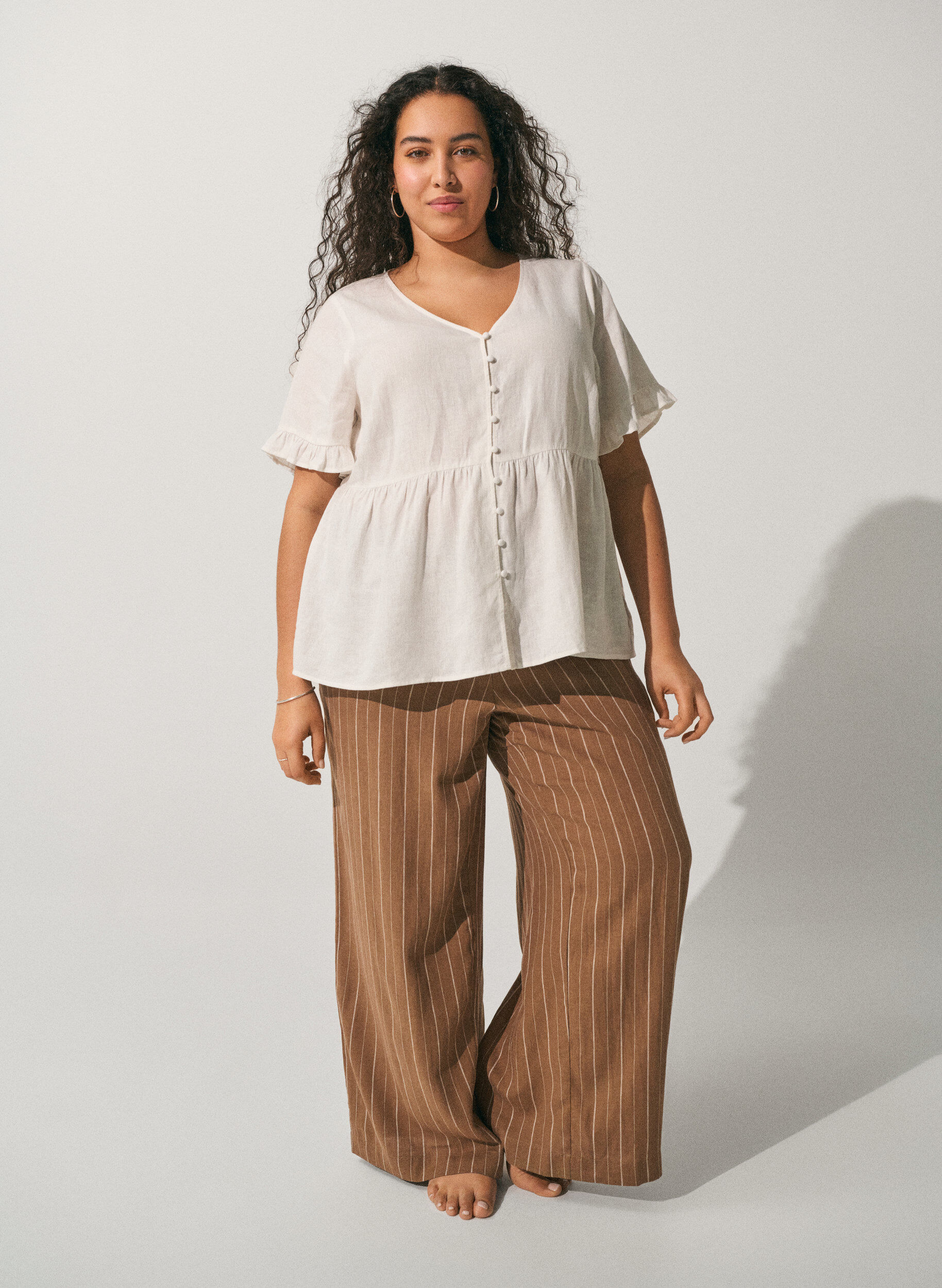 Blouse en lin et viscose avec un col en V et une fermeture boutonn&eacute;e