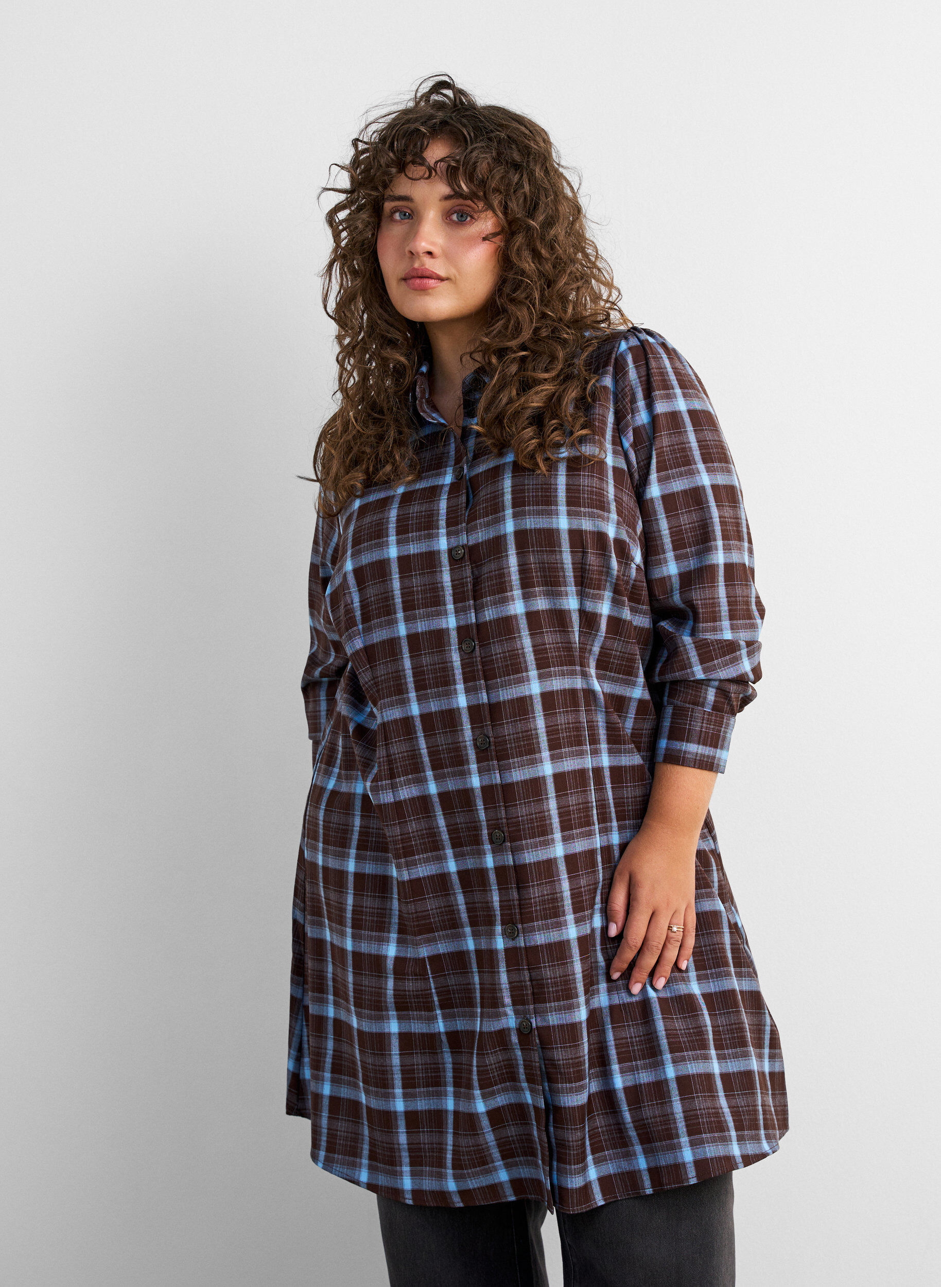 Robe-chemise mi-longue avec un motif &agrave; carreaux, Marron, Model