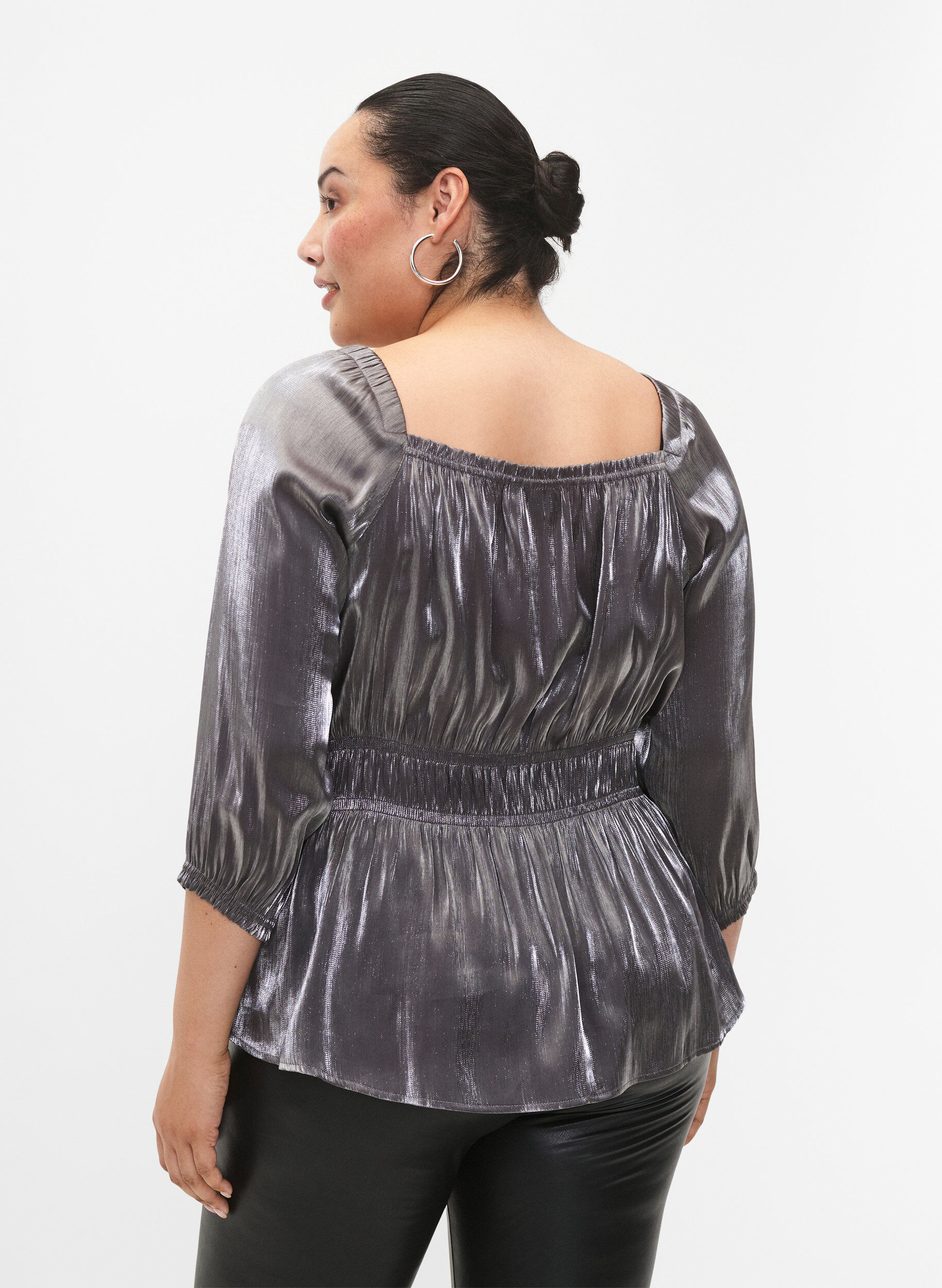 Zizzi Blouse de couleur argent&eacute;e avec manches 3/4 et smocks, Dark Silver, Model image number 1