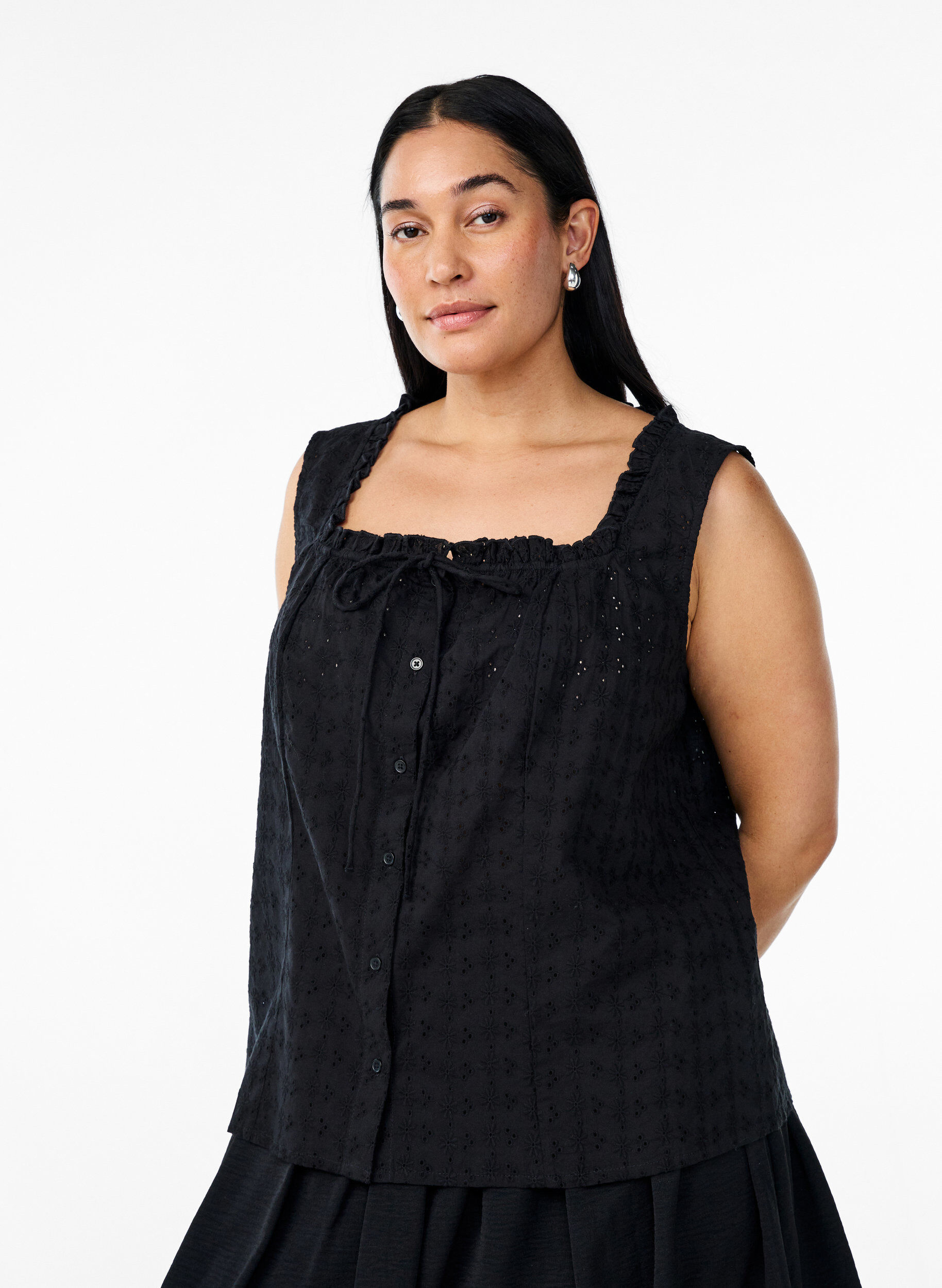 Chemisier sans manches avec broderie anglaise et volants, Noir, Model