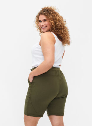 Short en coton ample avec poches, Ivy Green, Model image number 1