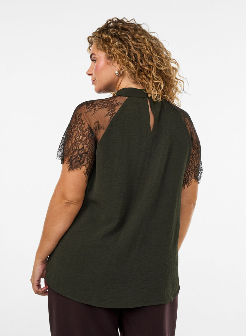 Blouse &agrave; col montant avec manches courtes en dentelle, Vert fonc&eacute;, Model image number 2