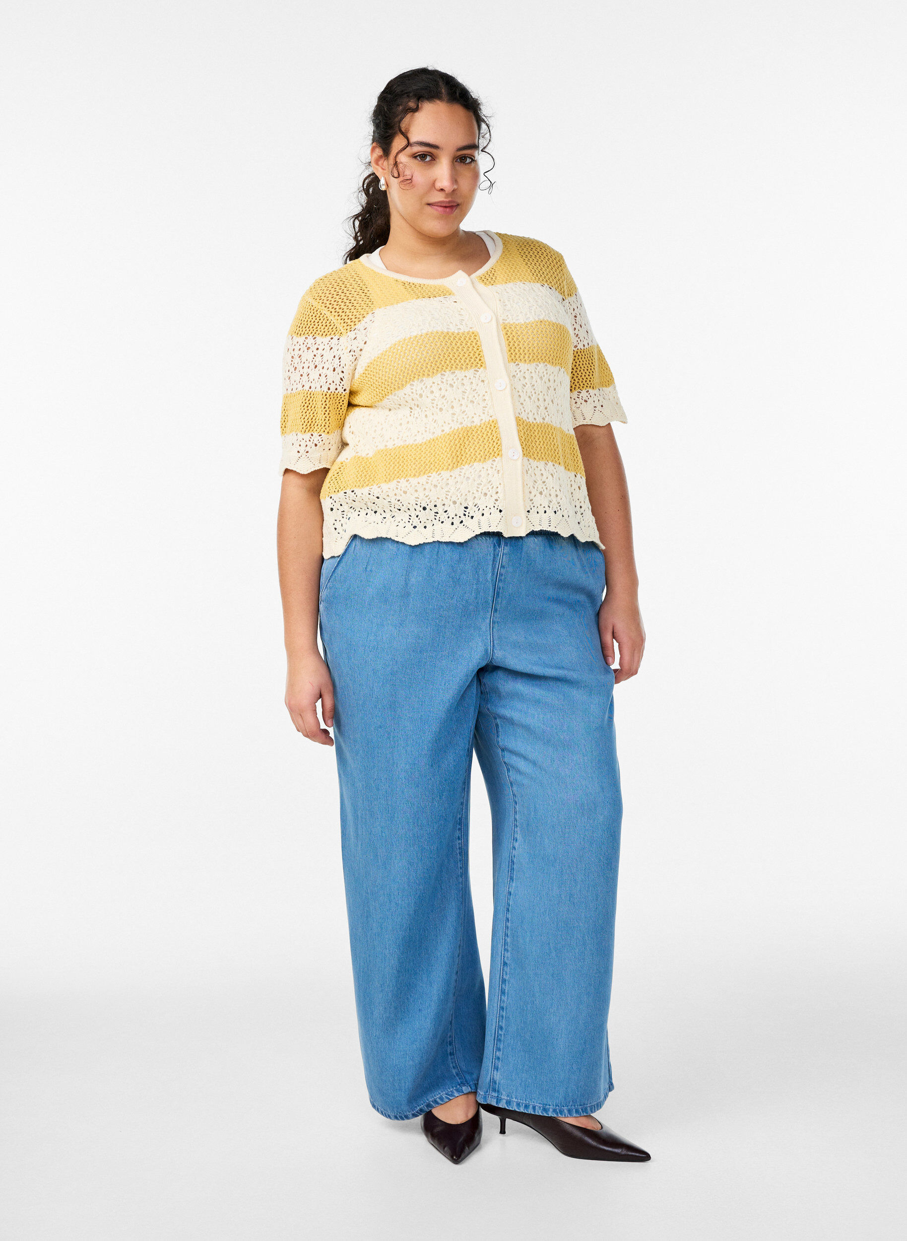 Zizzi Cardigan en maille avec broderie ajour&eacute;e et rayures, Jaune moutarde, Model image number 1