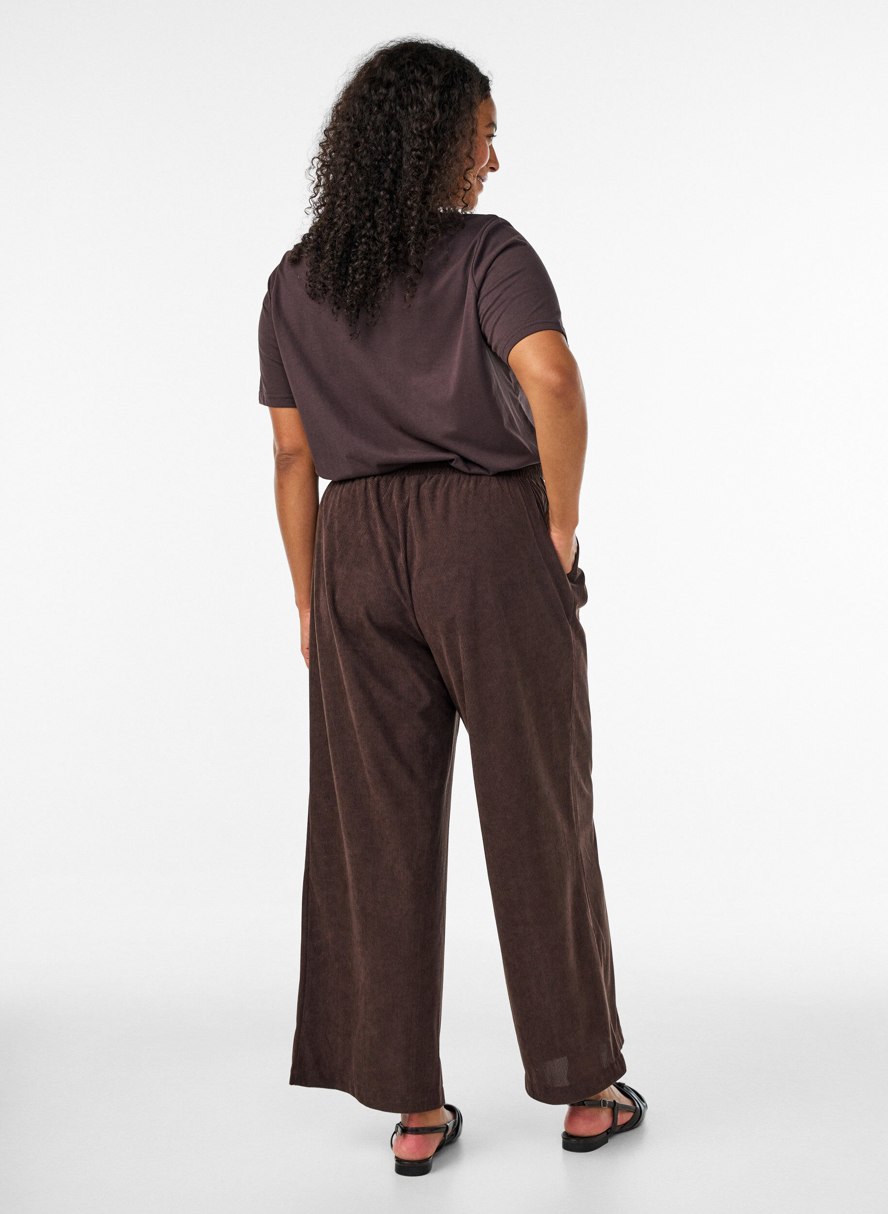 ZizziPantalon en velours c&ocirc;tel&eacute; &agrave; coupe ample et taille haute, Marron, Model image number 1