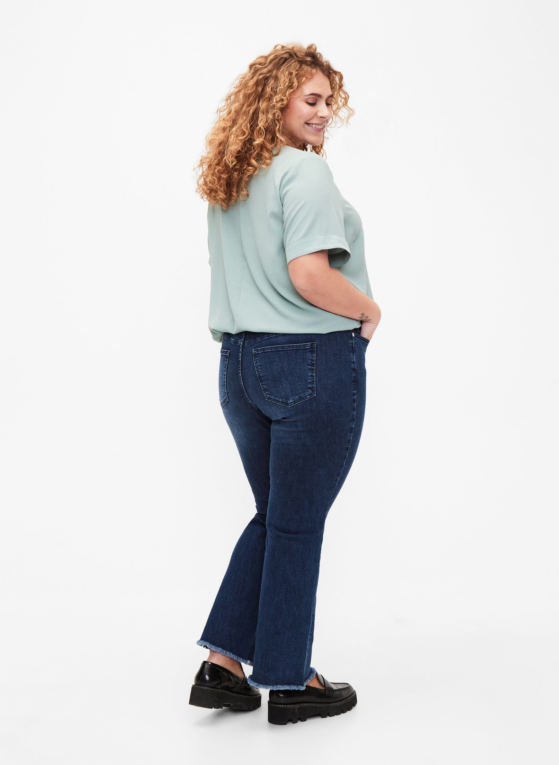 Zizzi Jeans bootcut Ellen avec bord brut, Blue denim, Model image number 1