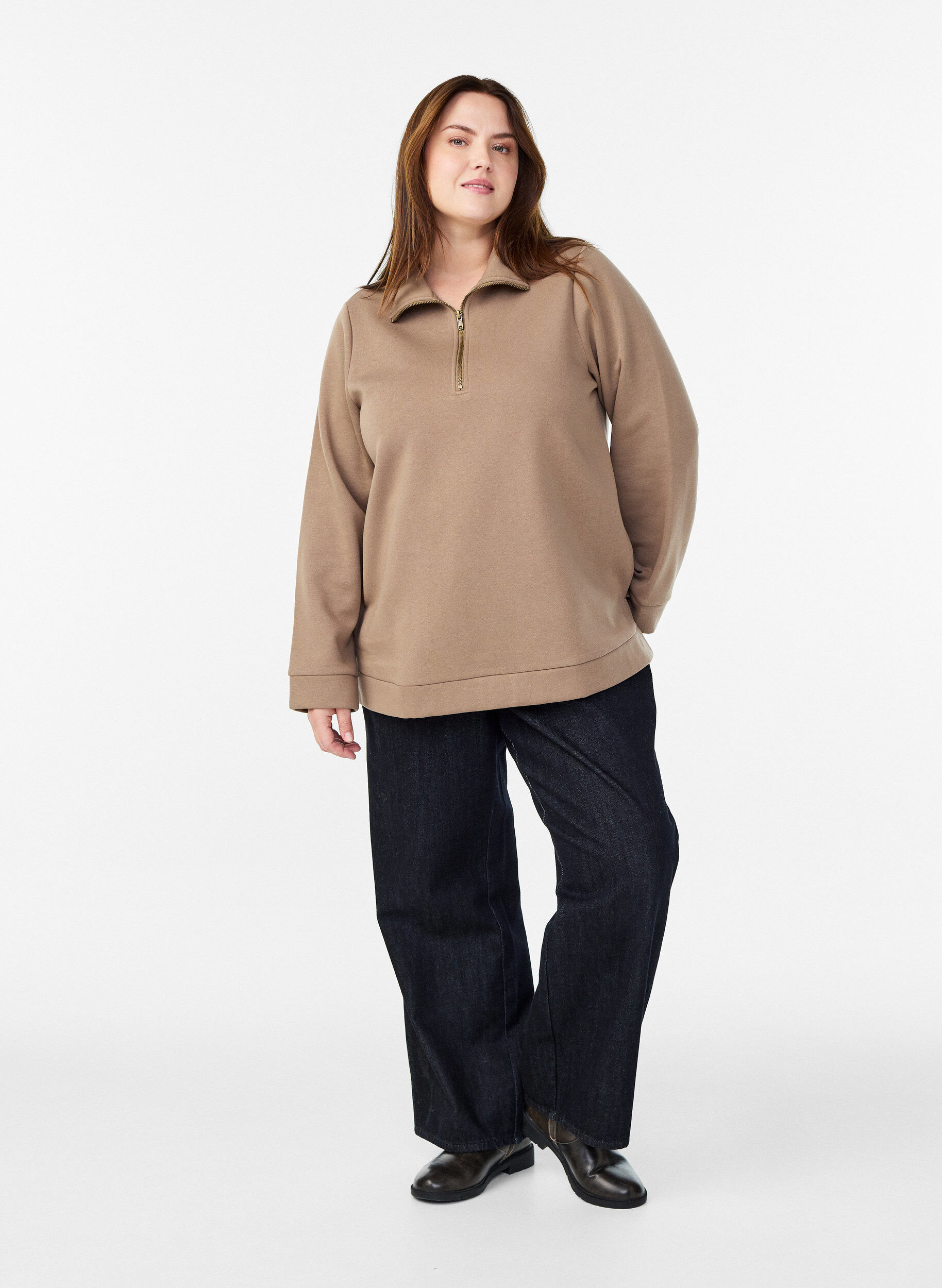 Zizzi Sweatshirt &agrave; col montant et fermeture zipp&eacute;e, Marron, Model image number 1