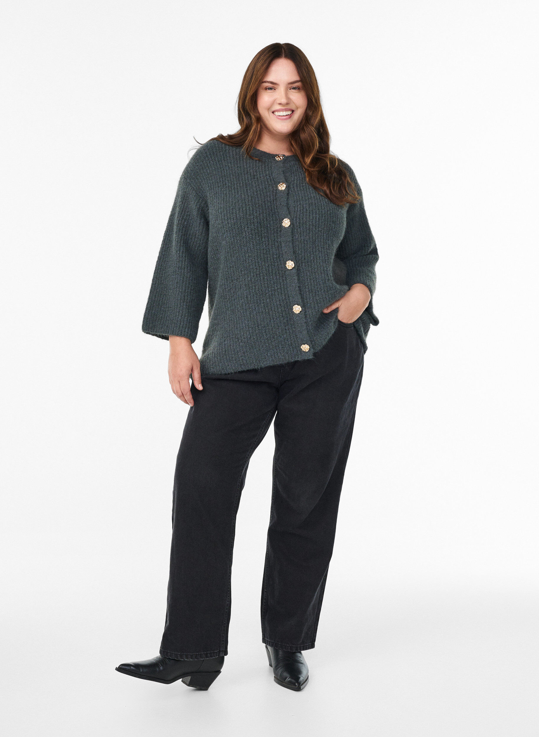 Zizzi Cardigan court avec des manches 3/4 et des boutons dor&eacute;s et textur&eacute;s, Vert fonc&eacute;, Model image number 1