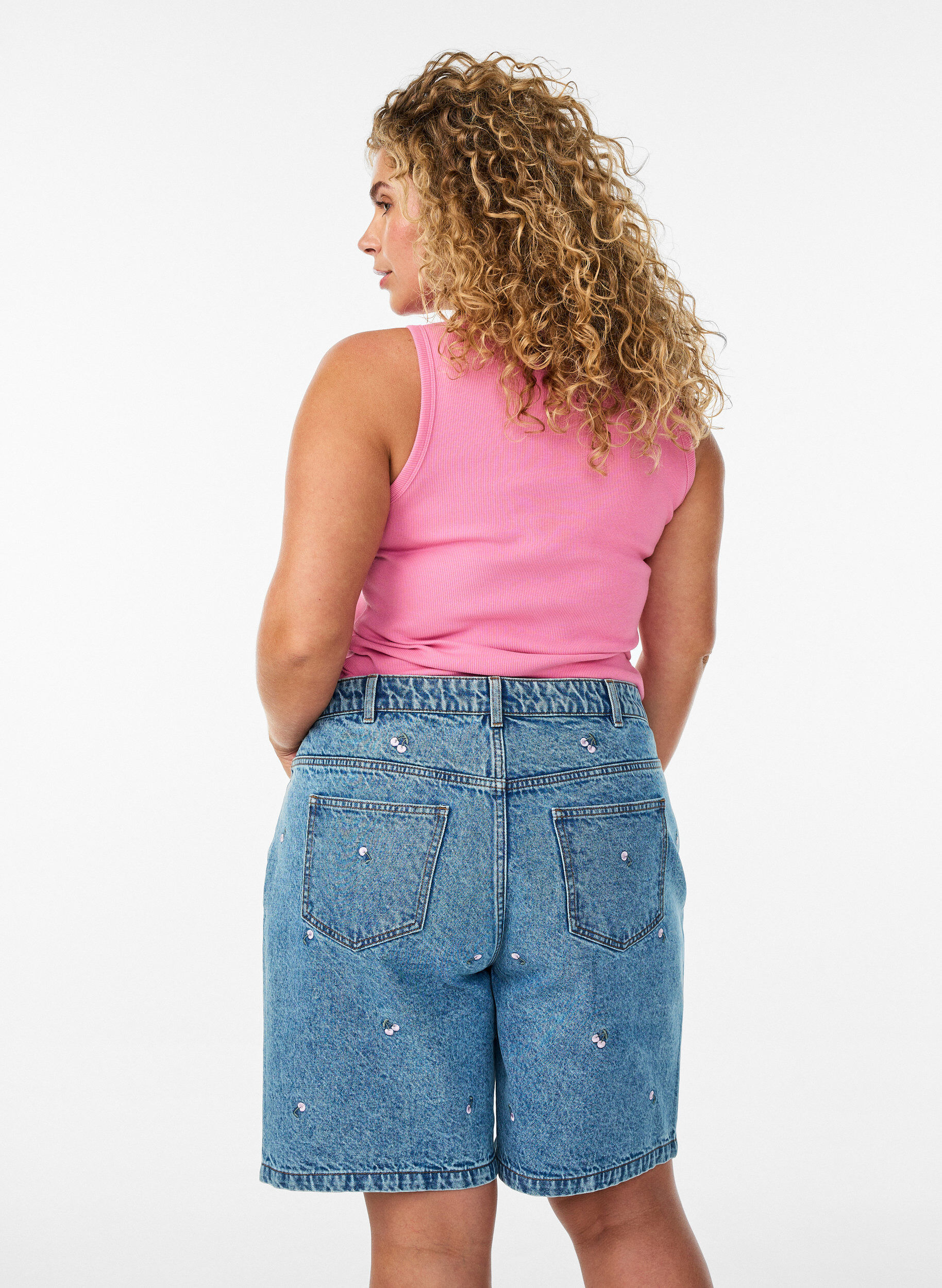 ZizziShort en jean taille haute avec des motifs brod&eacute;s, Bleu, Model image number 2