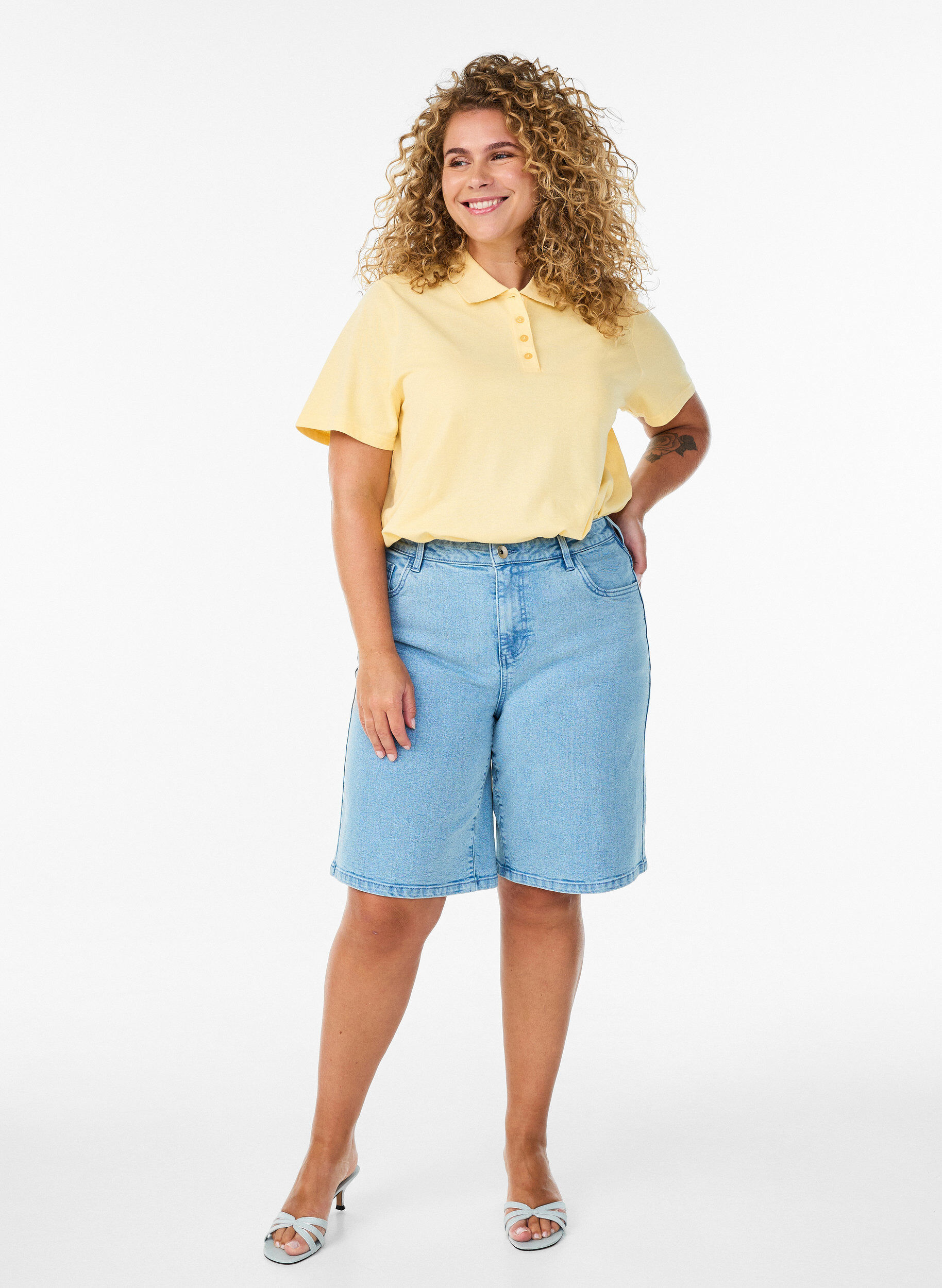 Zizzi Short en jean ample &agrave; taille haute, Bleu Clair, Model image number 1