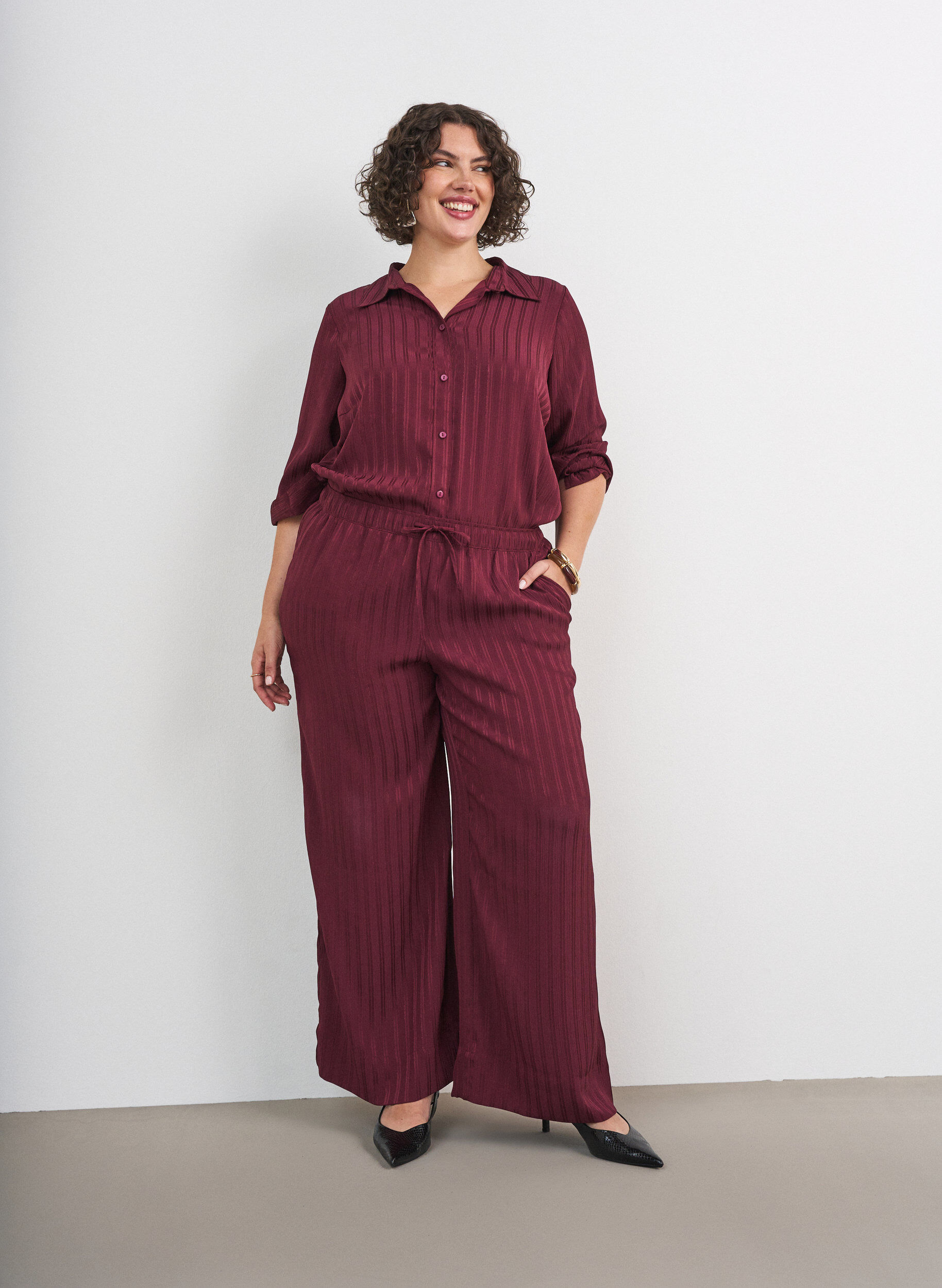 ZizziPantalon &agrave; rayures textur&eacute;es et coupe droite, Bordeaux, Model image number 0
