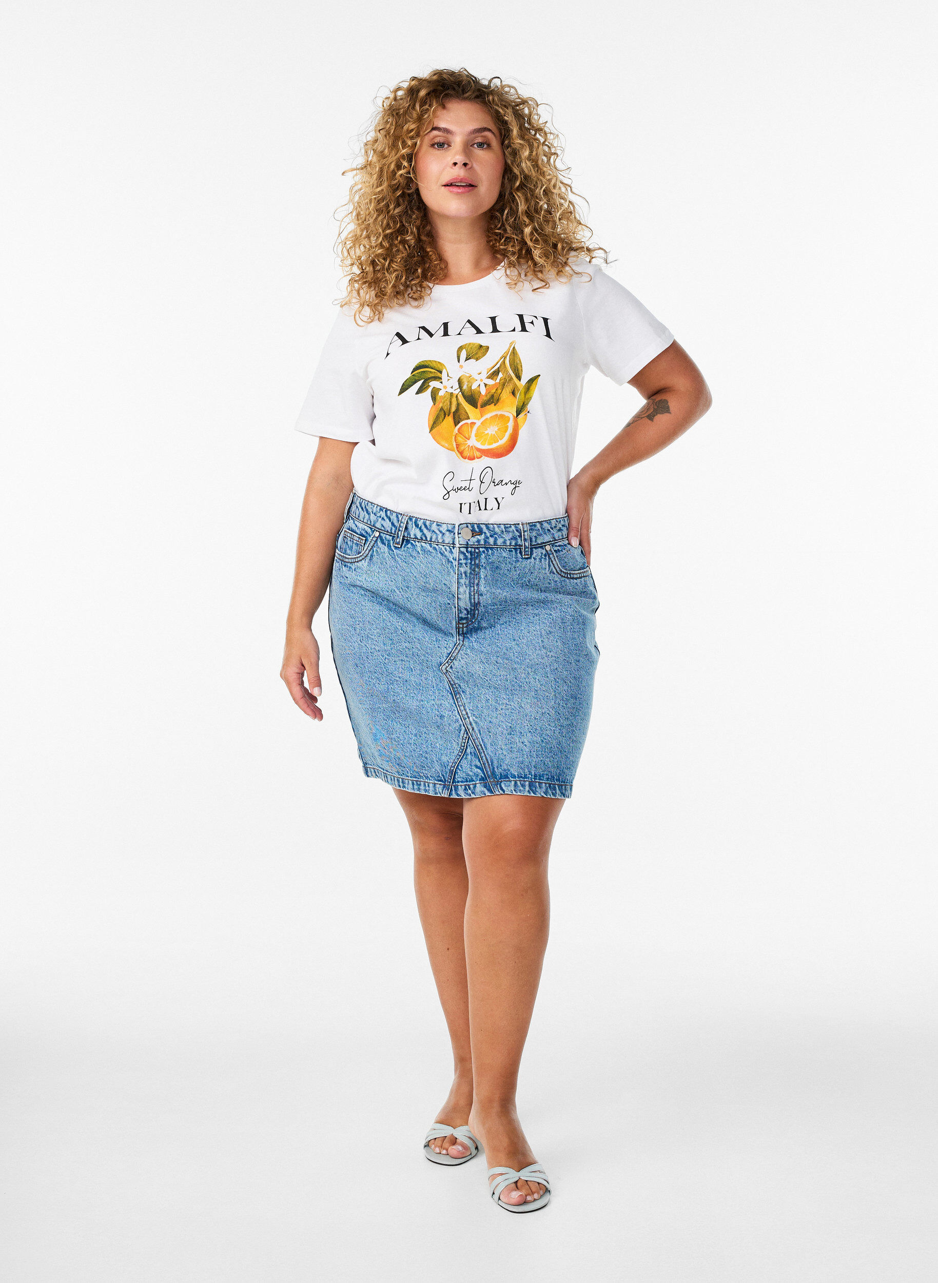 Zizzi T-shirt en coton bio avec imprim&eacute; agrumes, Blanc, Model image number 1