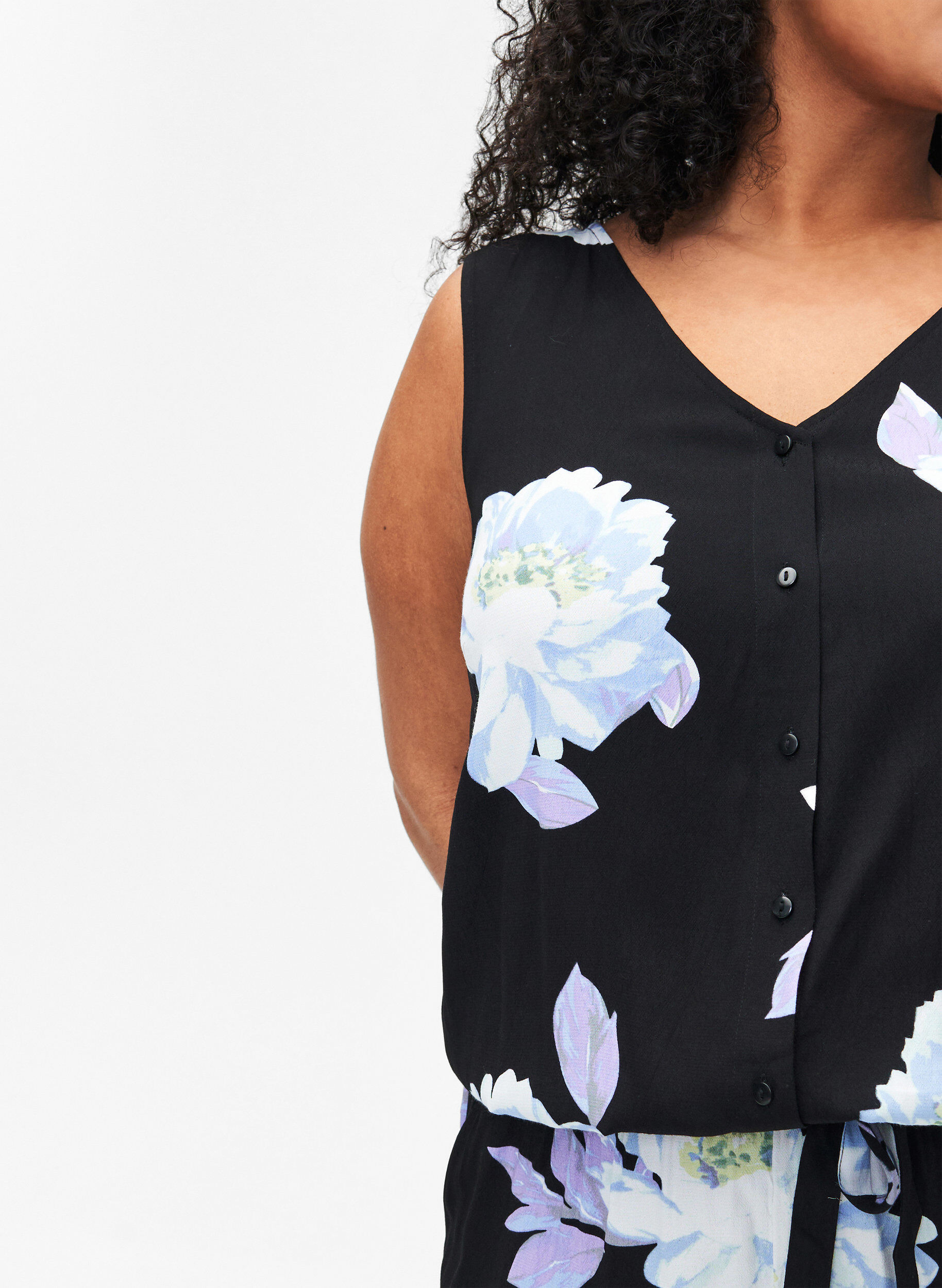 Zizzi Combinaison sans manches en viscose, Black Big Flower AOP, Model image number 2