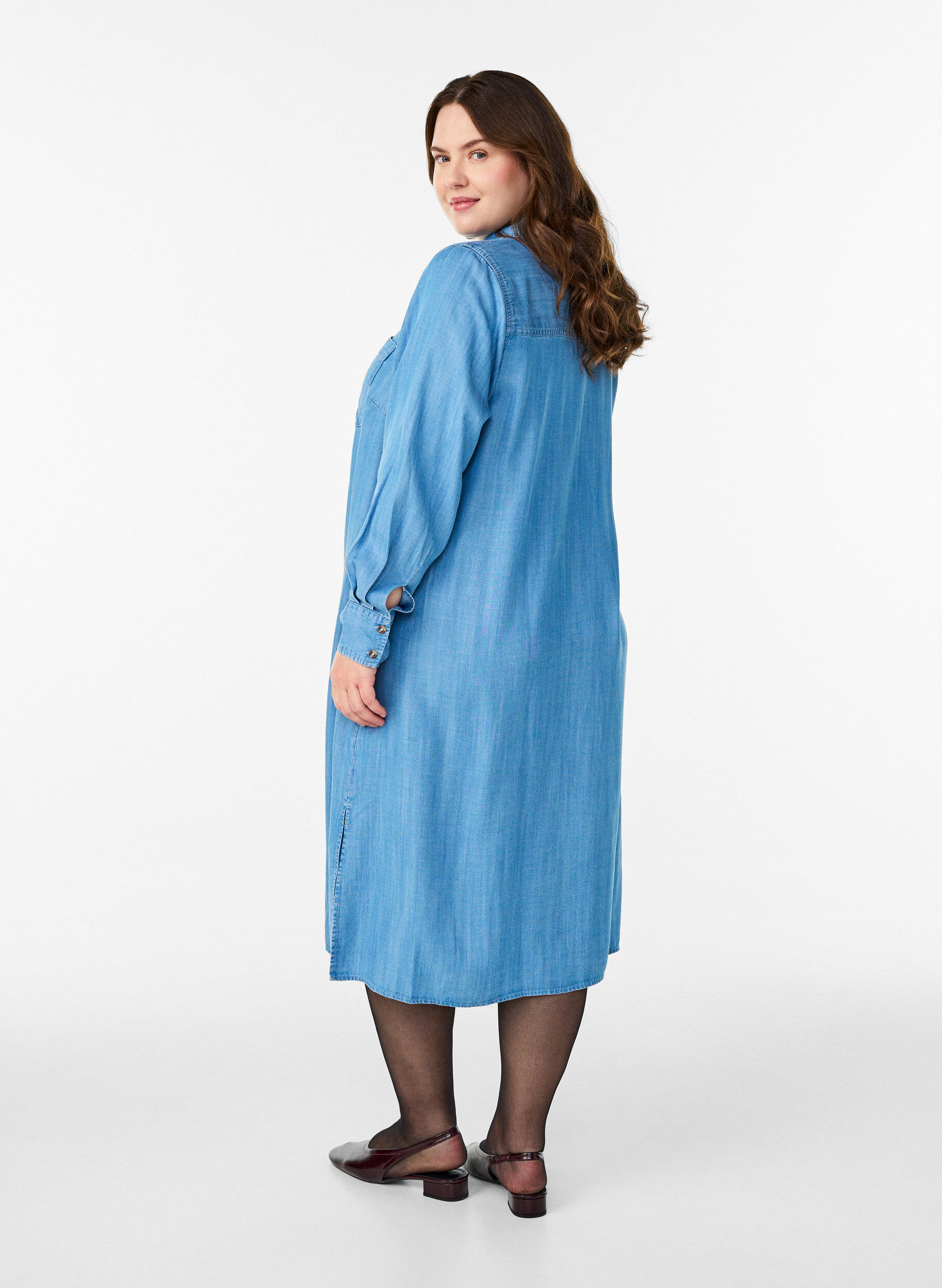 Zizzi Robe chemise midi en denim lyocell doux, Bleu Clair, Model image number 1