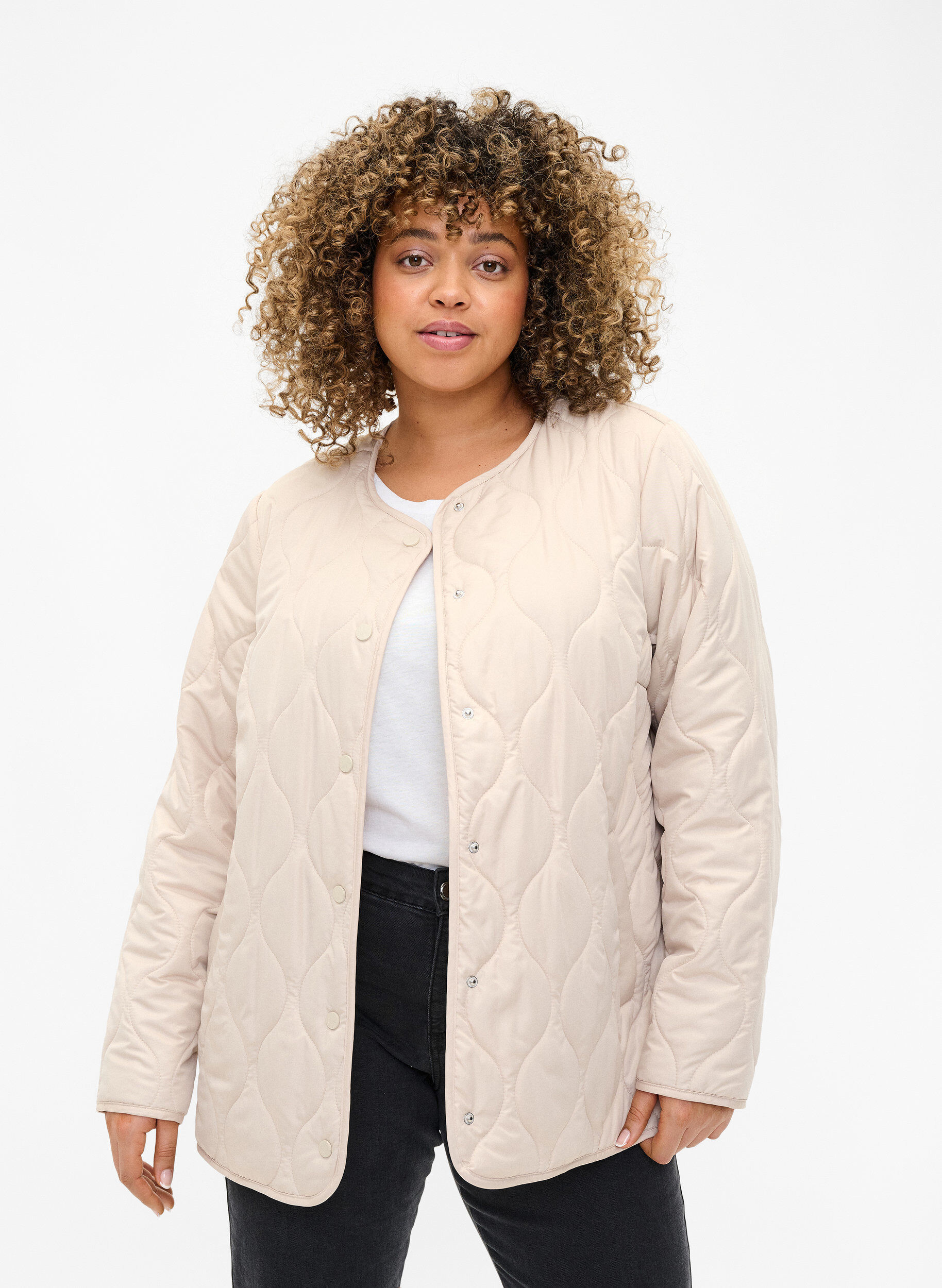 Zizzi Veste matelass&eacute;e avec boutons, Pumice Stone, Model image number 0