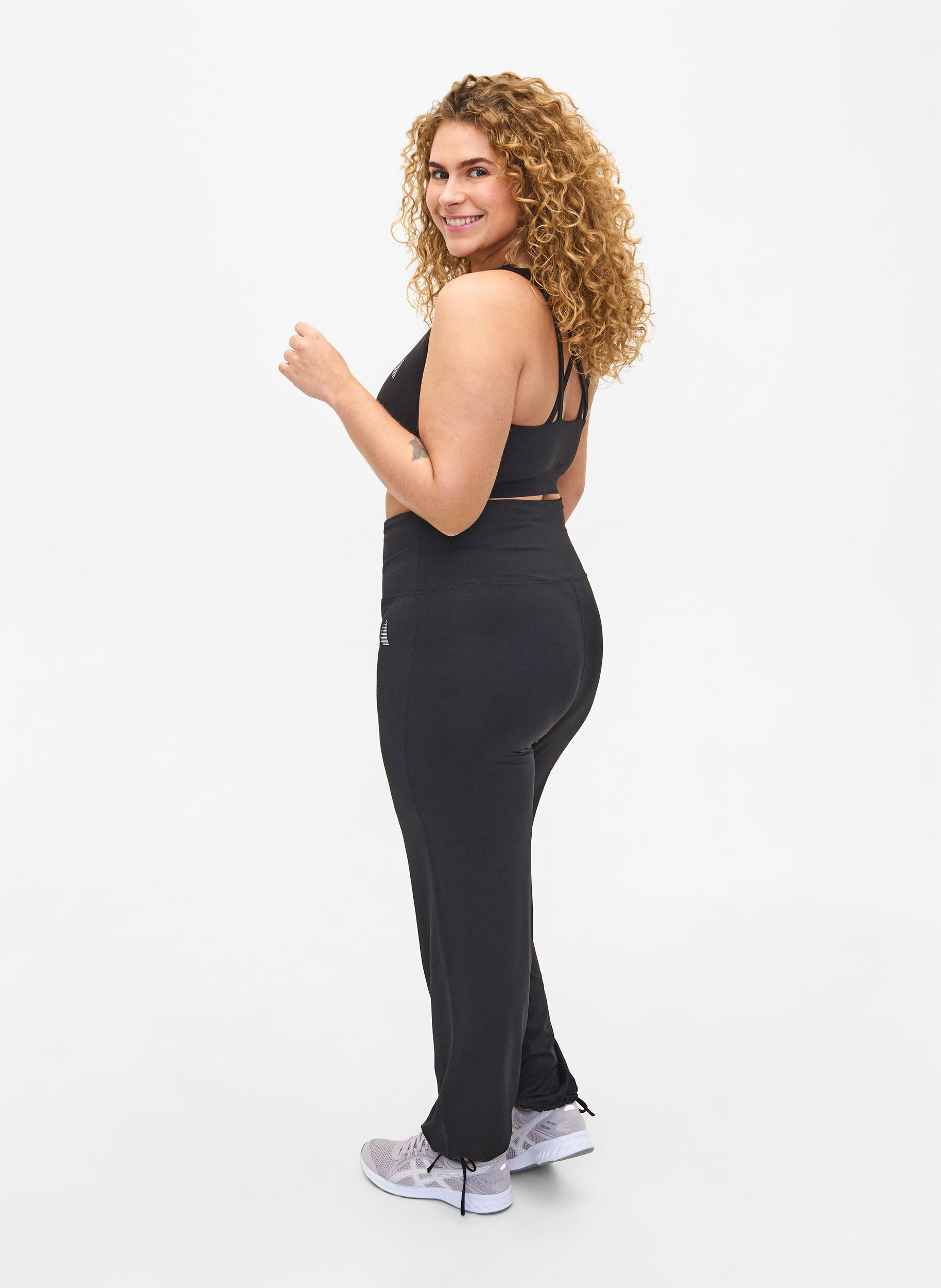 Zizzi Pantalons de surv&ecirc;tement amples avec cordon, Black, Model image number 1