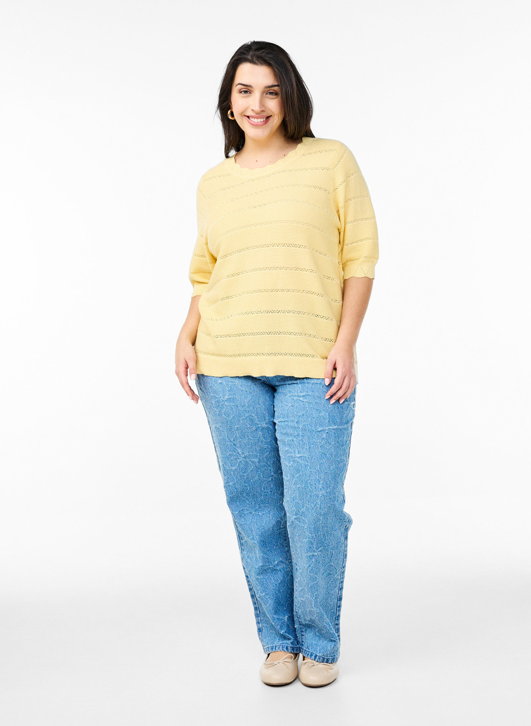 Zizzi Chemisier en maille avec un motif ajour&eacute; ray&eacute; et des manches courtes, Jaune clair, Model image number 1