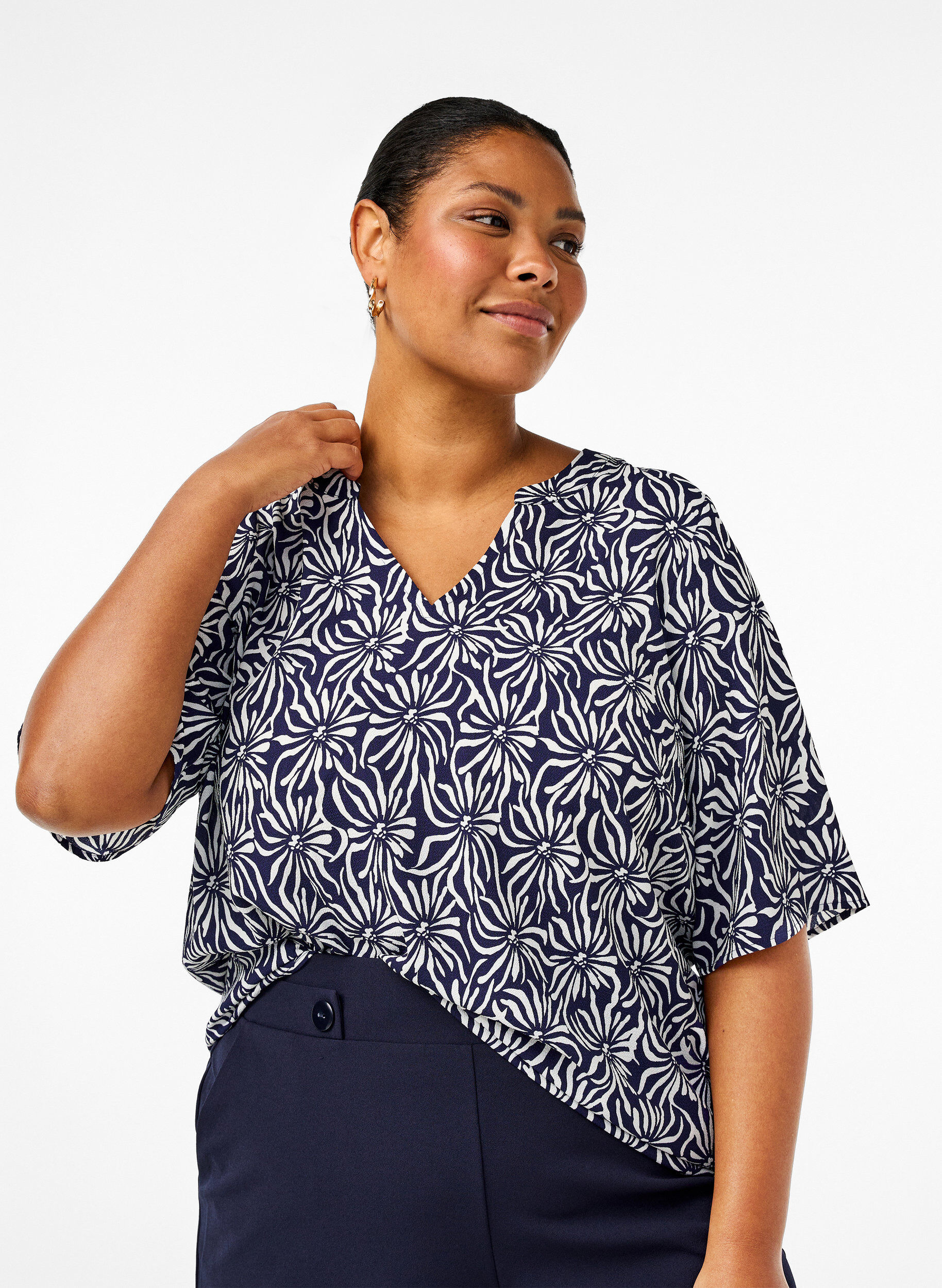 Zizzi Chemisier &agrave; col en V avec imprim&eacute; floral, White Blue Flower, Model image number 0