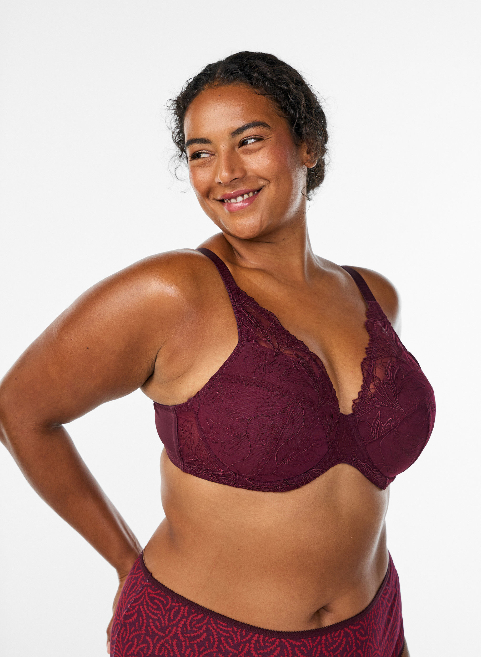 Soutien-gorge rembourr&eacute; en dentelle avec armatures, Bordeaux, Model