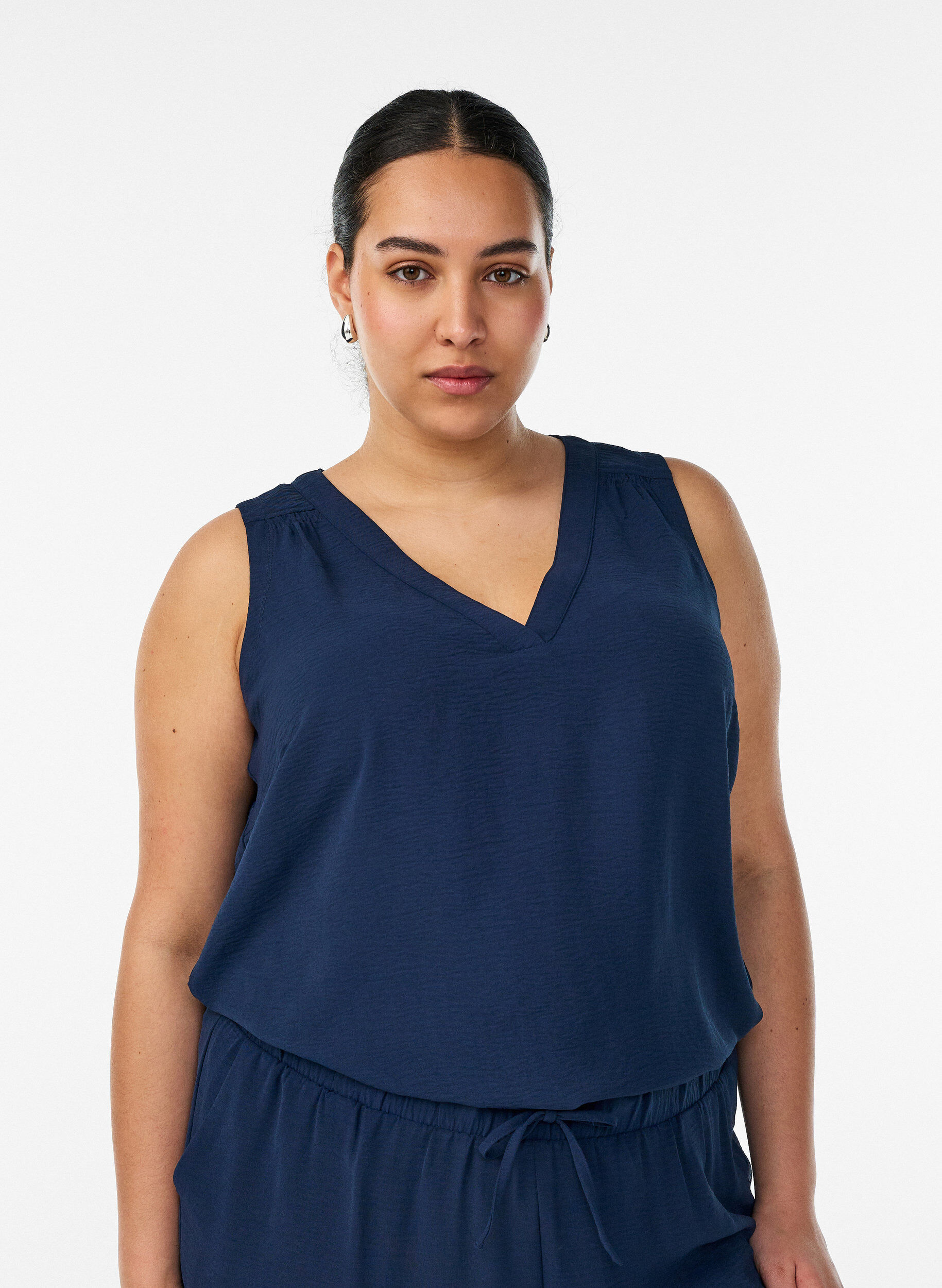 Haut sans manches effet froiss&eacute;, Bleu, Model
