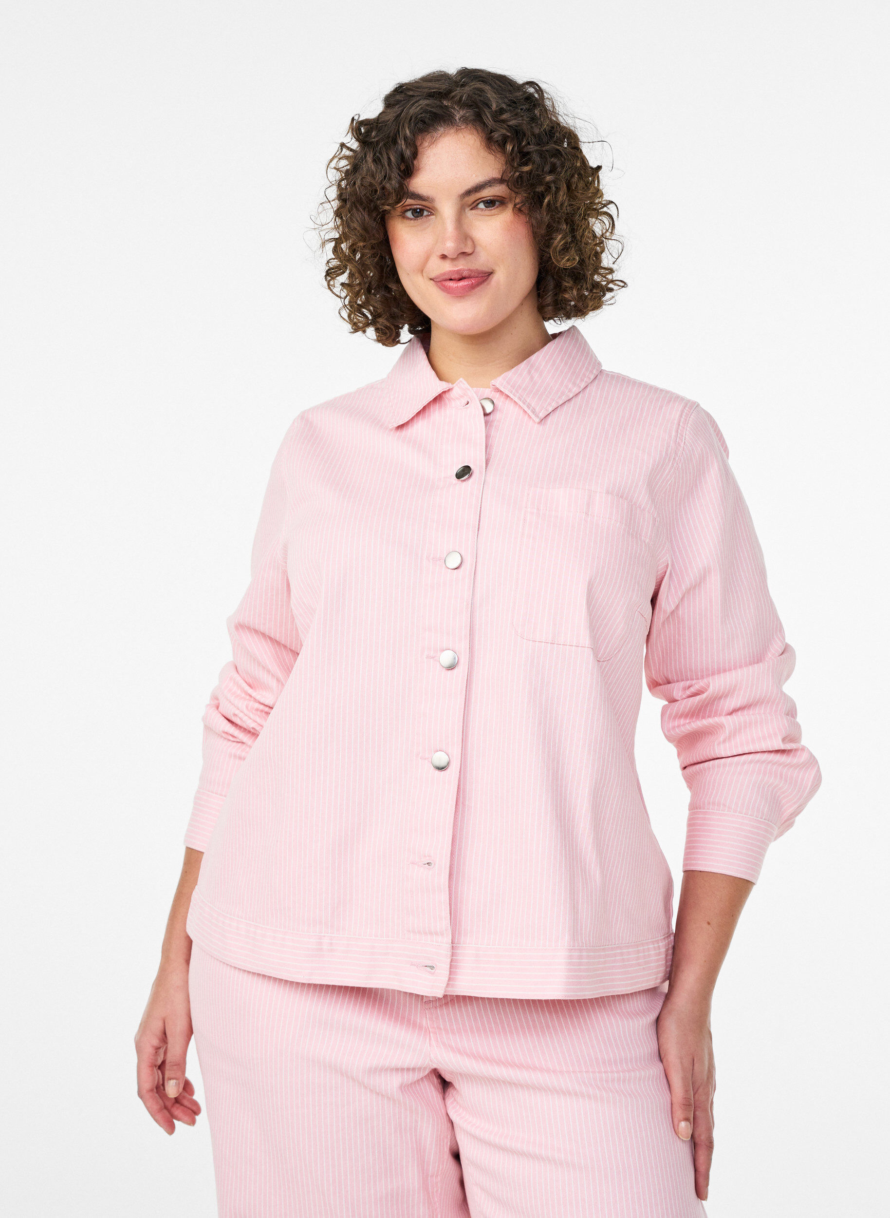 Surchemise en denim color&eacute; avec rayures, Rose, Model