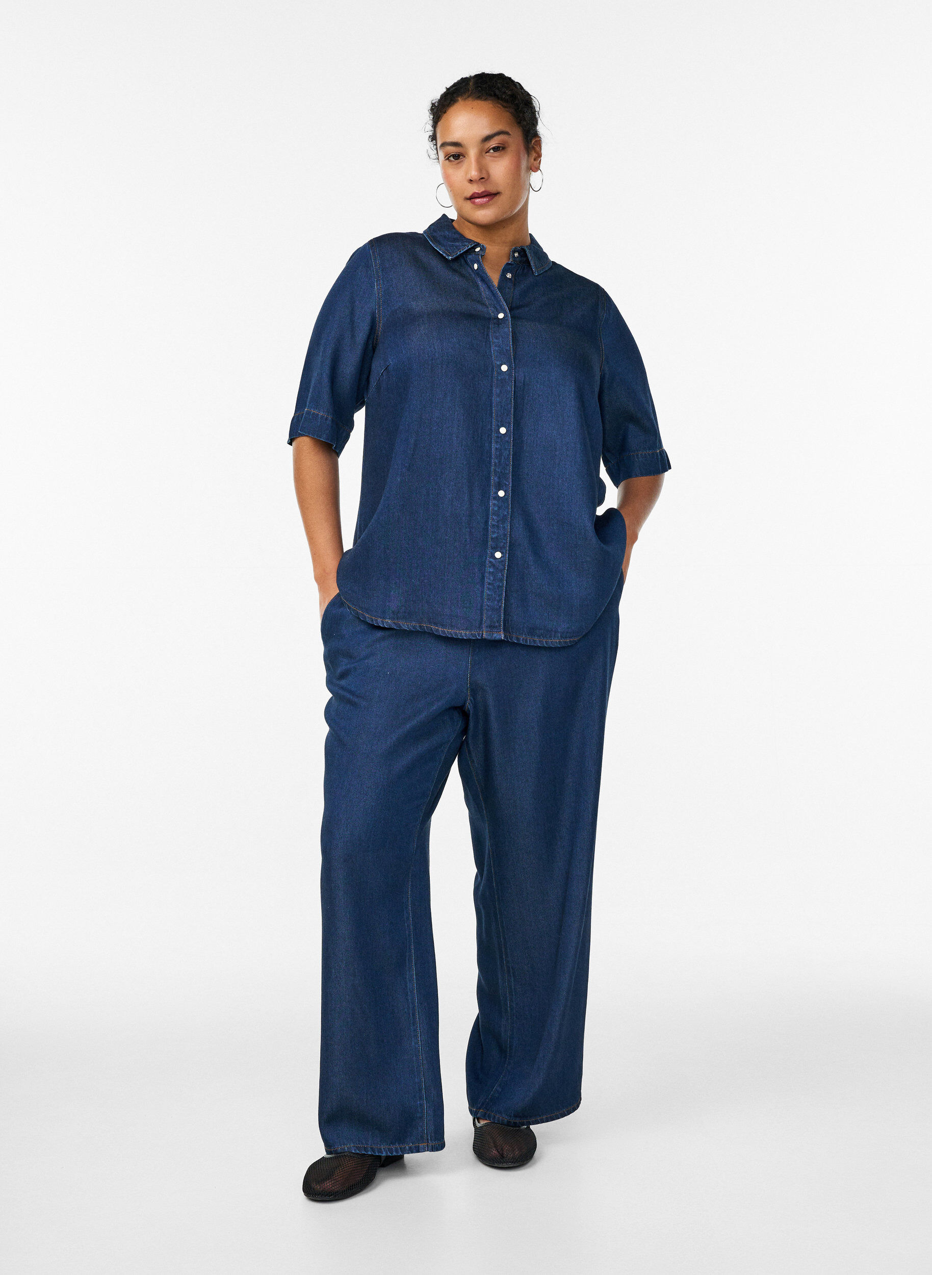 Zizzi Pantalon large en lyocell aspect denim, Bleu, Model image number 0