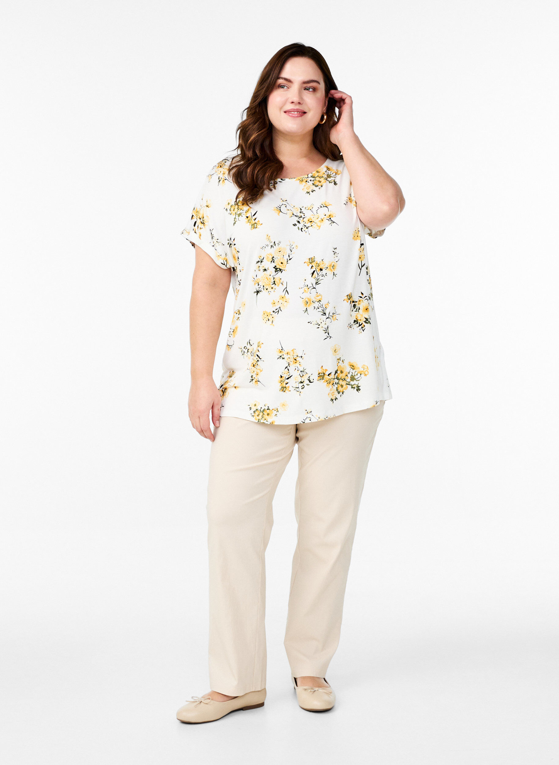 Zizzi T-shirt avec imprim&eacute; floral, Jaune, Model image number 1