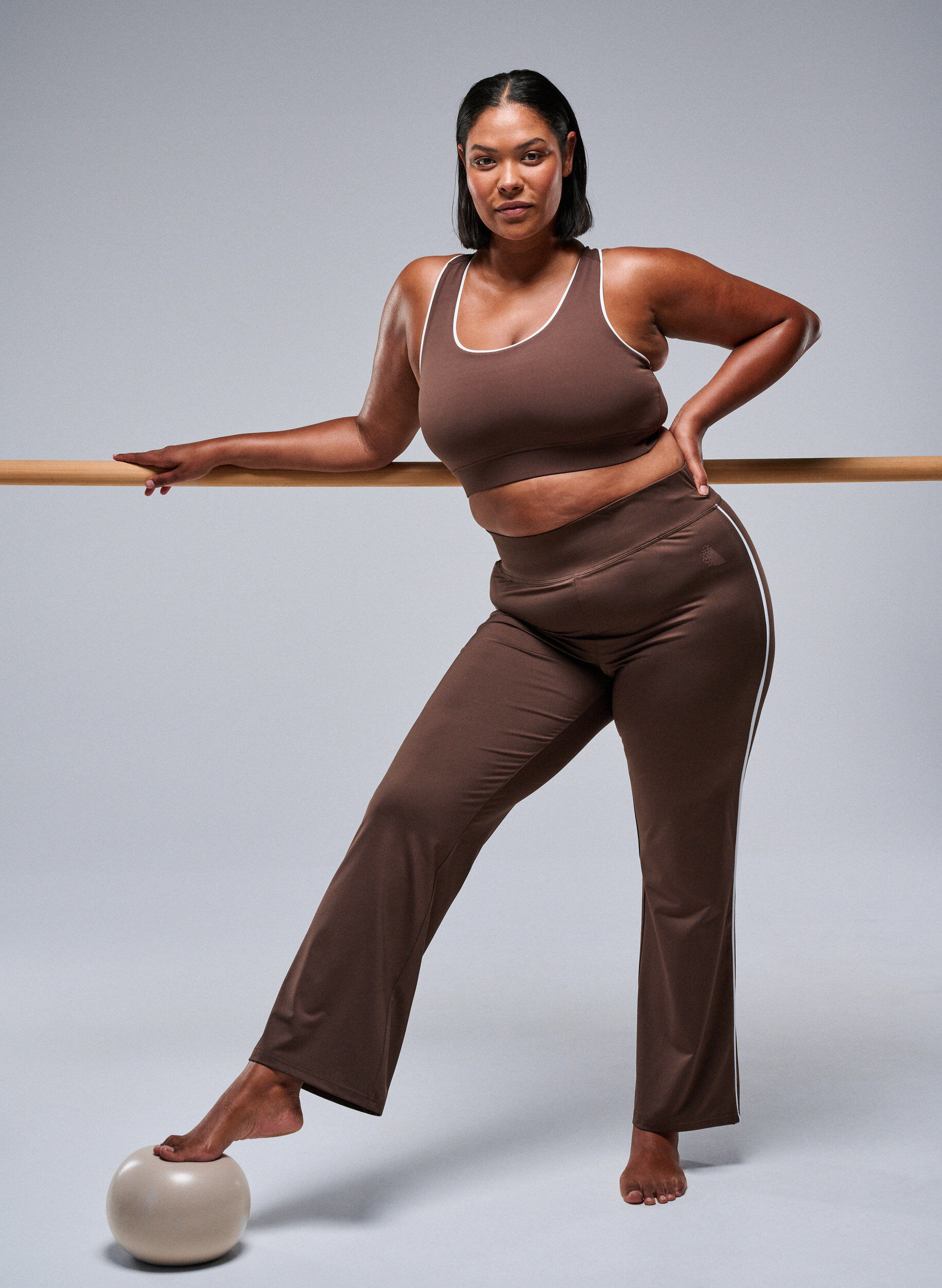 Zizzi Pantalon de sport &eacute;vas&eacute; avec liser&eacute; contrastant, Marron, Image image number 0