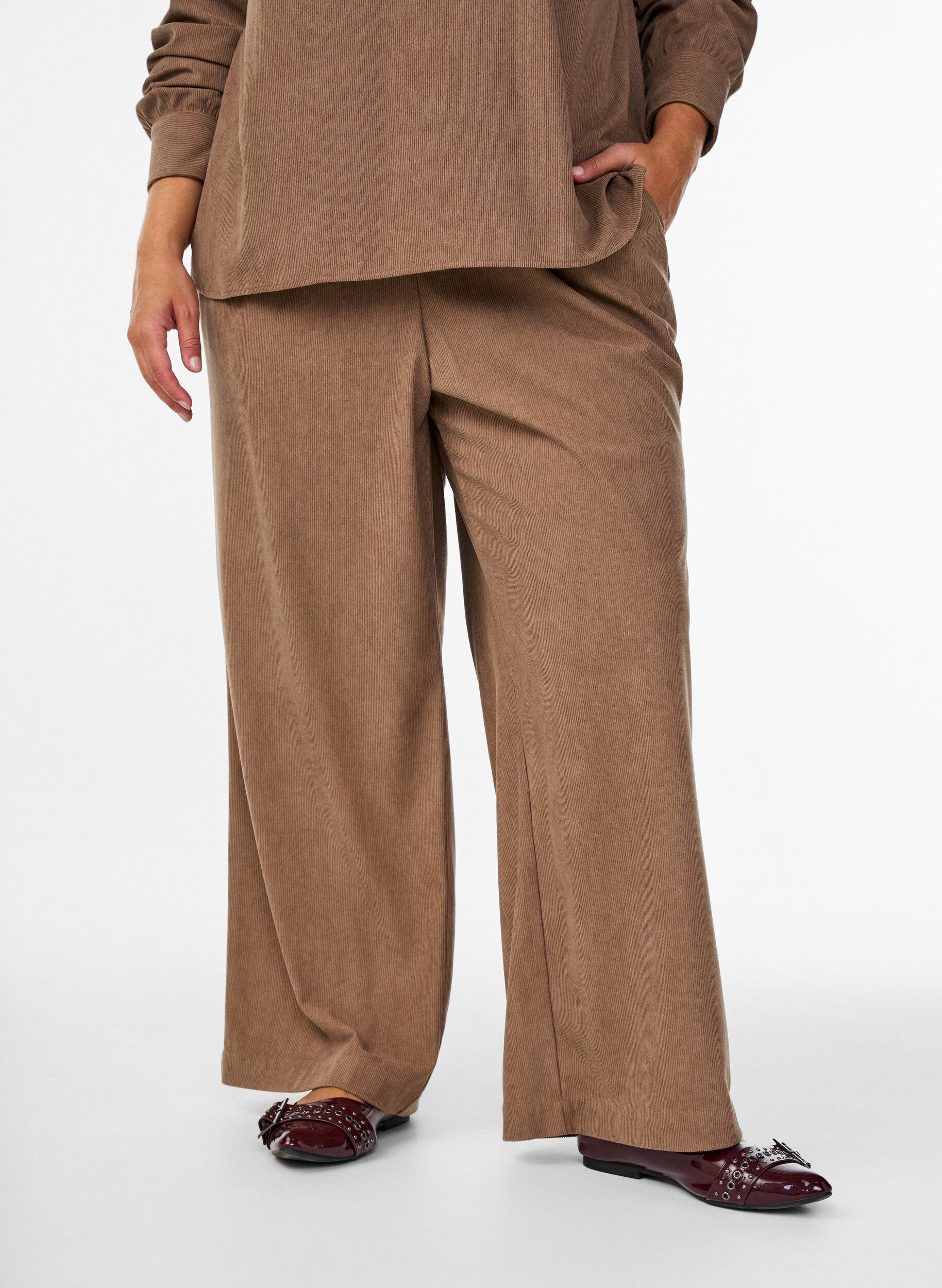 Zizzi Pantalon ample en velours, Marron, Model image number 2