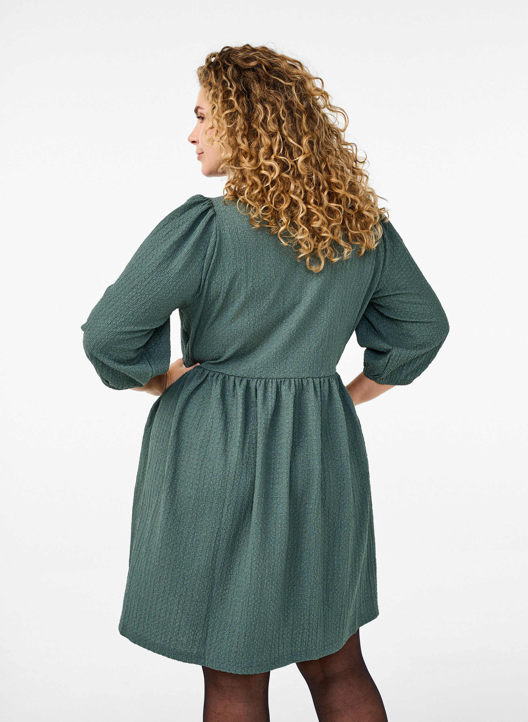 Zizzi FLASH - Robe courte avec texture et manches 3/4, Balsam Green, Model image number 1