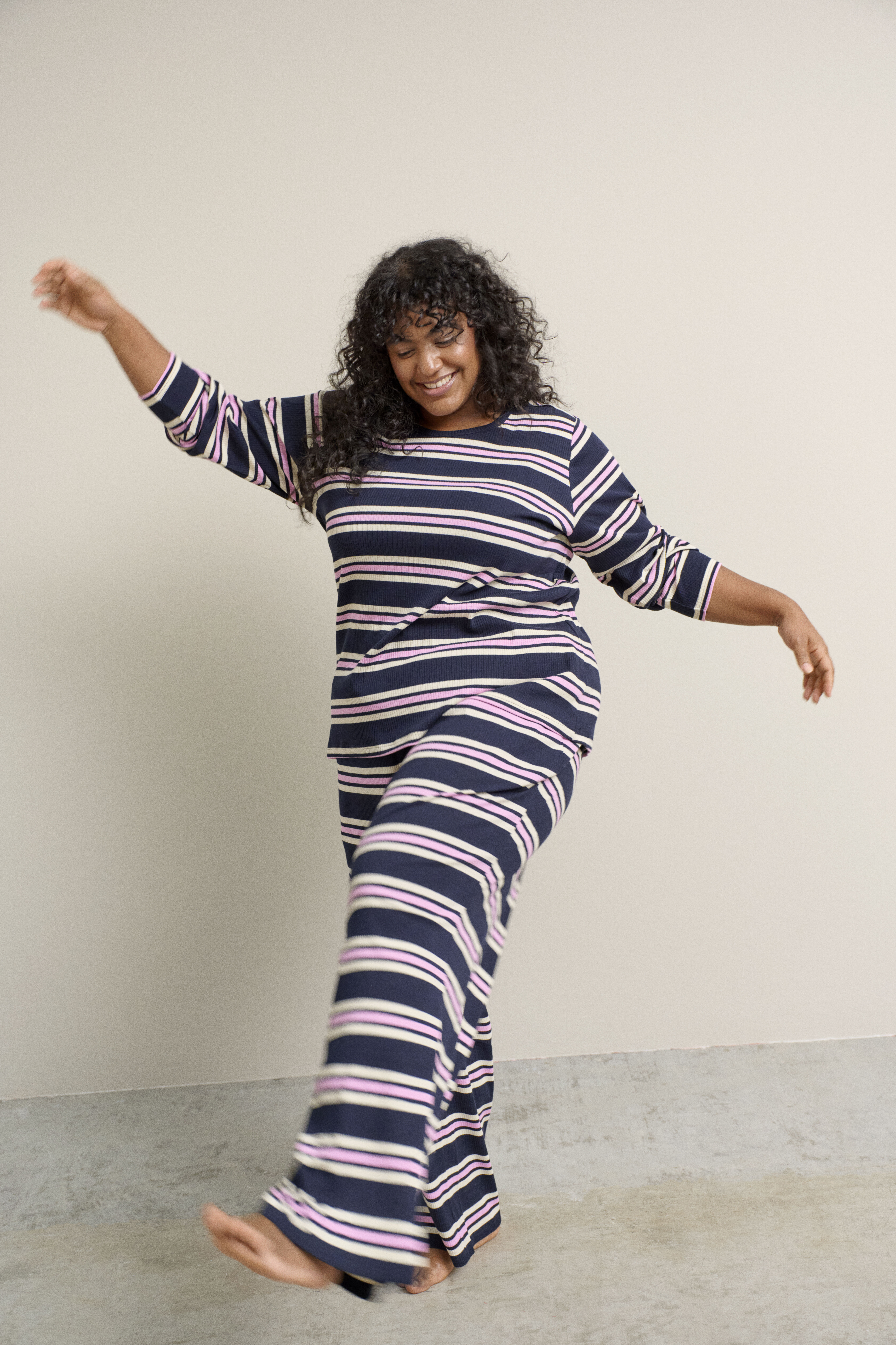 Ensemble de nuit en jersey c&ocirc;tel&eacute; &agrave; rayures, , Model