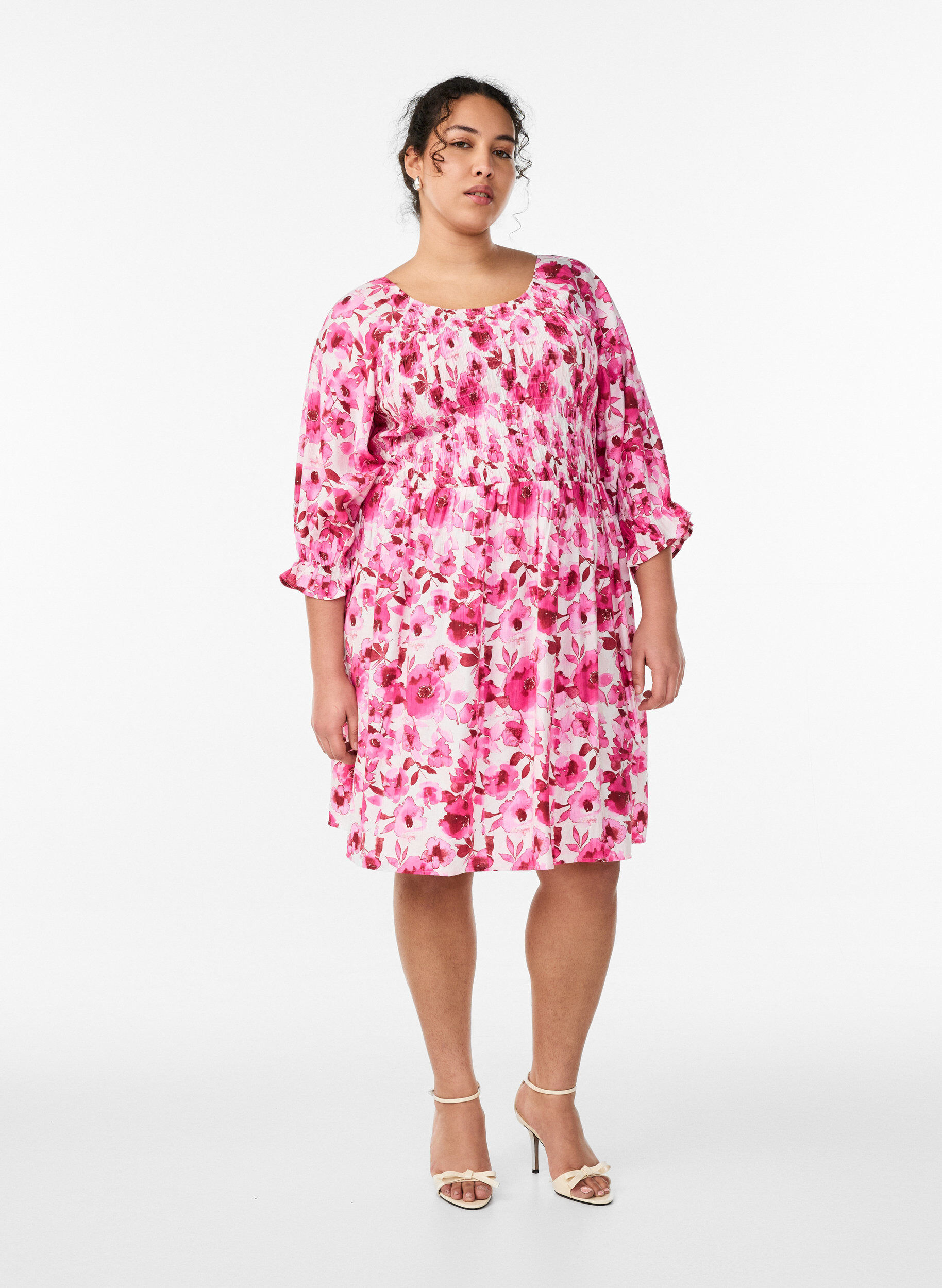 Zizzi Robe smock&eacute;e &agrave; imprim&eacute; floral, Rose, Model image number 1