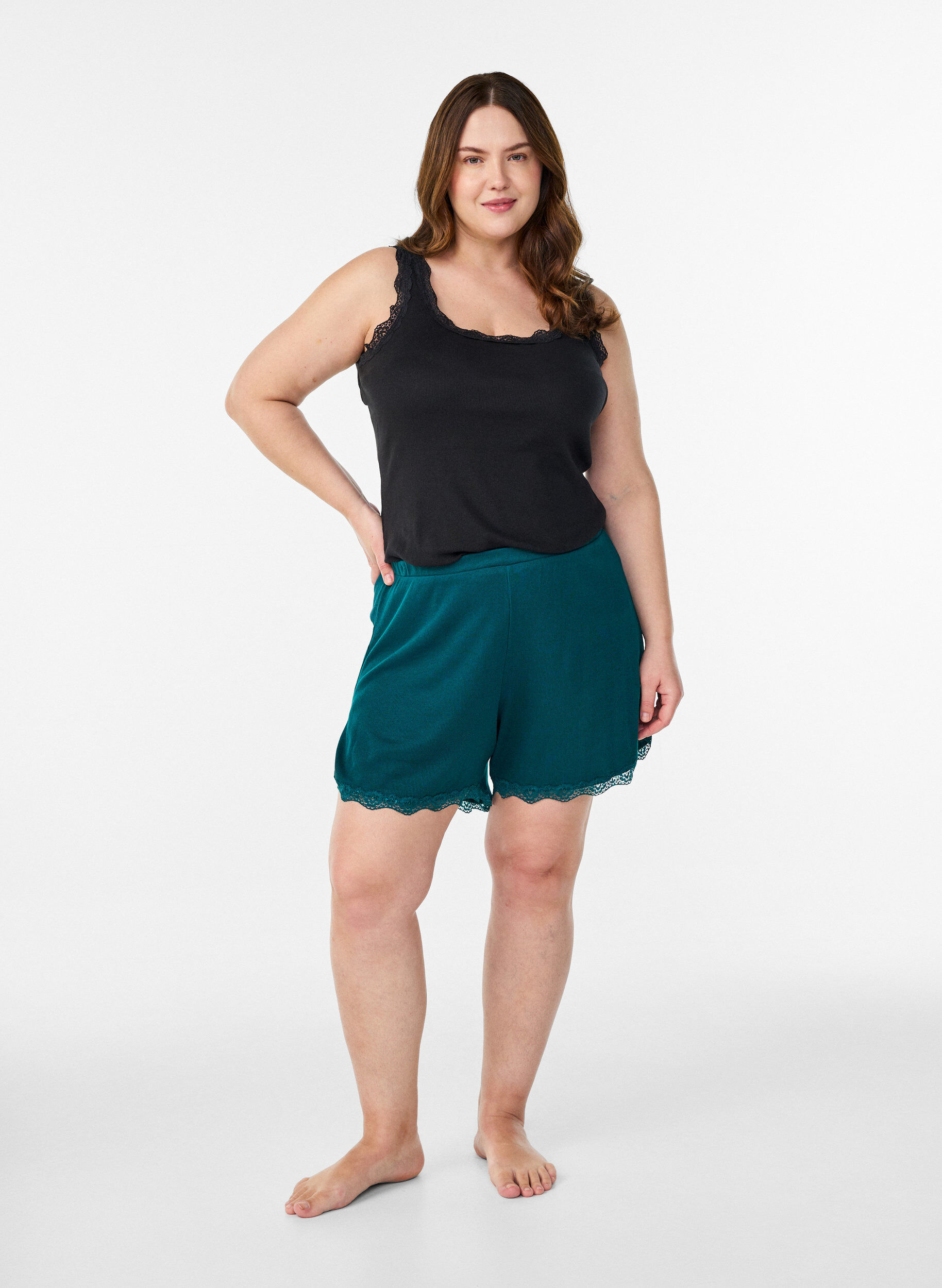 Zizzi Short de nuit ample &agrave; texture c&ocirc;tel&eacute;e et bordure en dentelle, Vert, Model image number 1