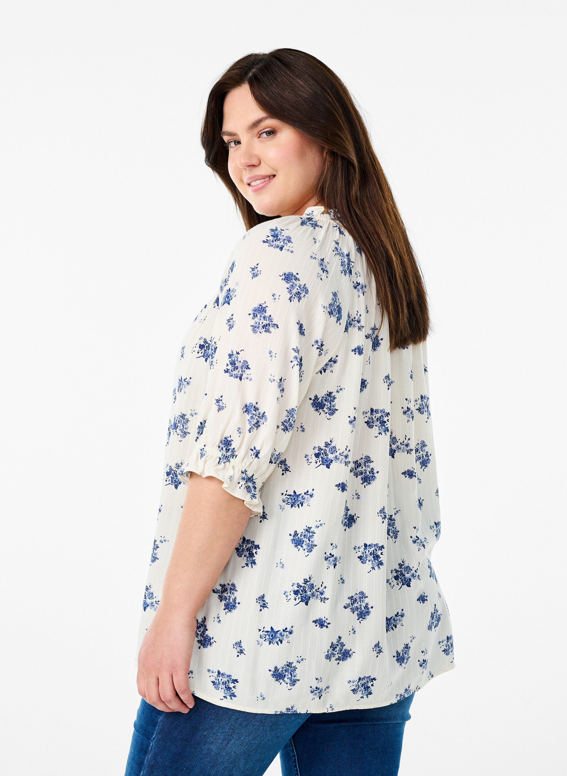 Zizzi Blouse en viscose &agrave; fleurs avec manches mi-longues, Blanc, Model image number 2