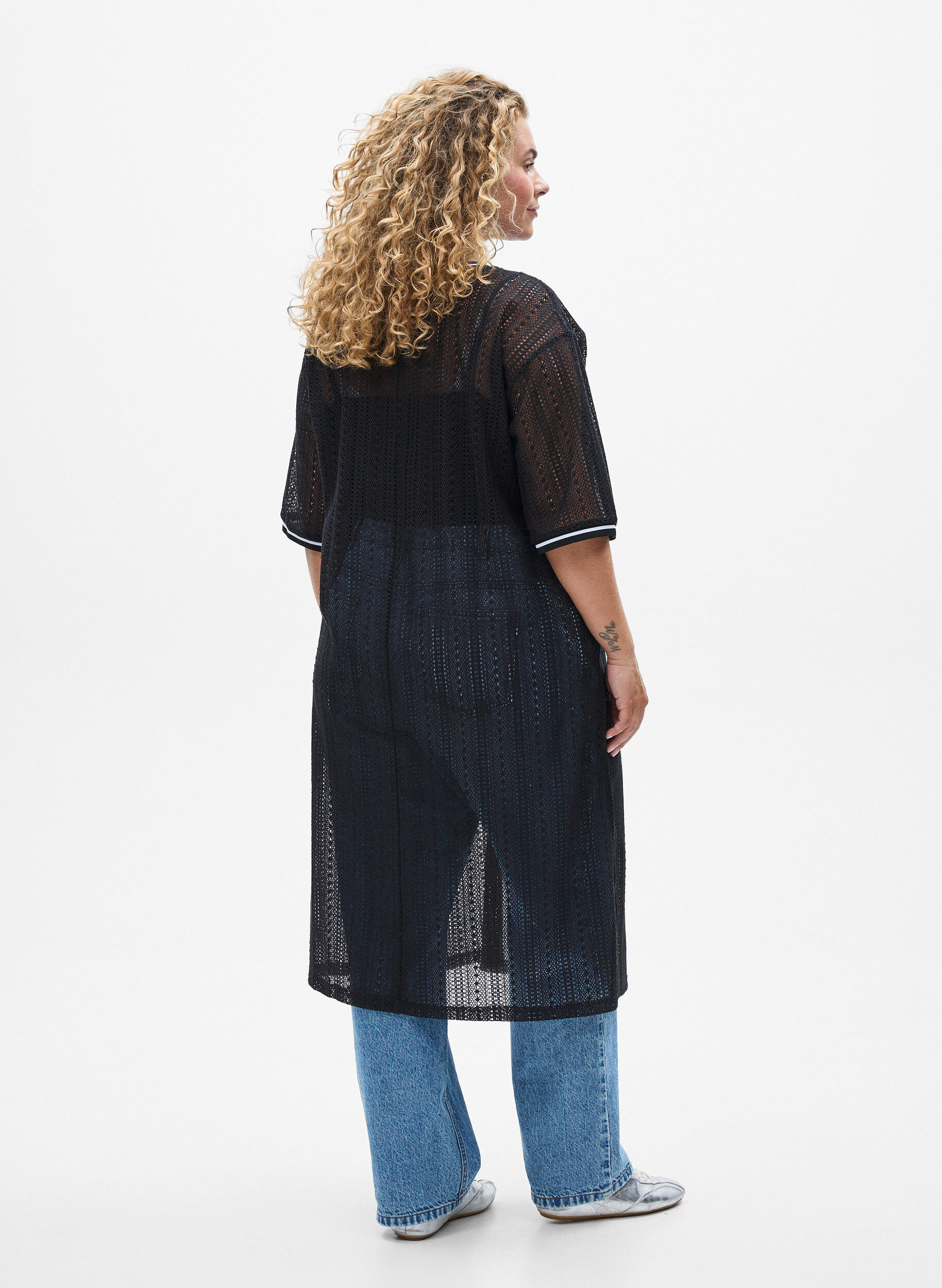 Zizzi Robe mi-longue avec motif ajour&eacute; et manches courtes, Noir, Model image number 1