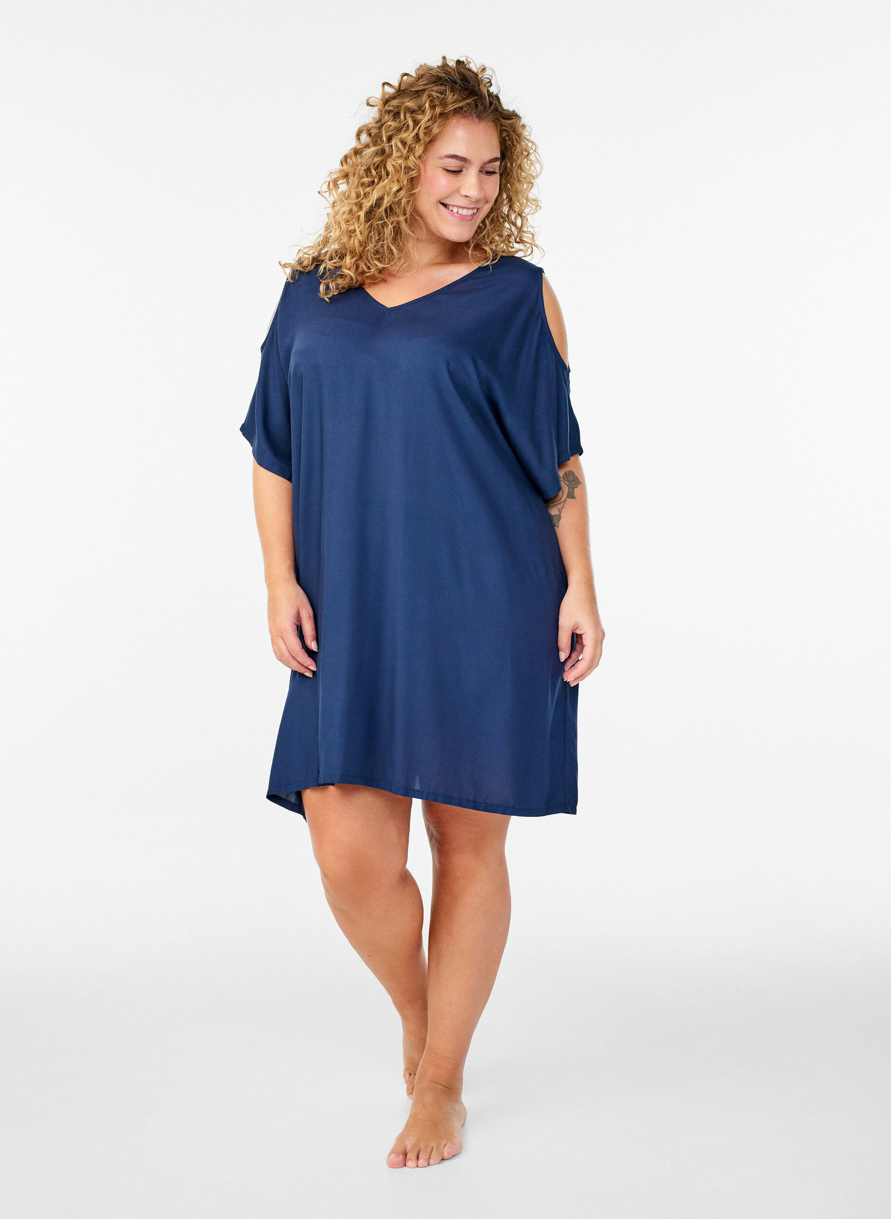 Zizzi Robe de plage en viscose avec d&eacute;tail aux &eacute;paules, Bleu, Model image number 1