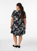 Robe en viscose avec d&eacute;coupe, Noir, Model image number 2