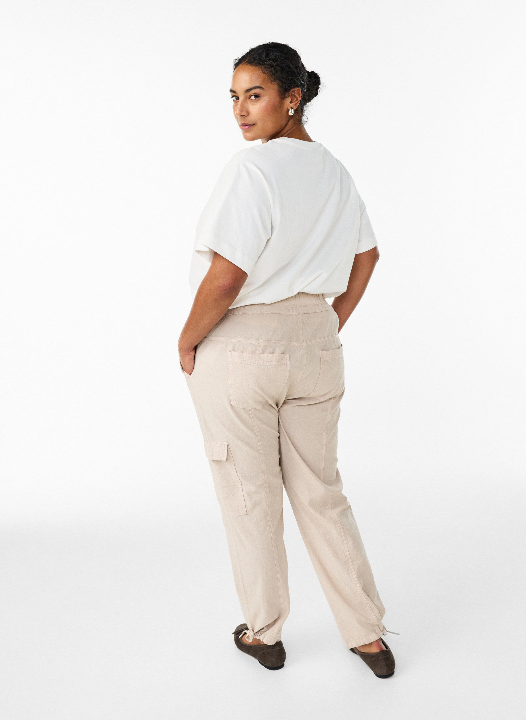 Zizzi Pantalon cargo ample en coton, Beige, Model image number 1