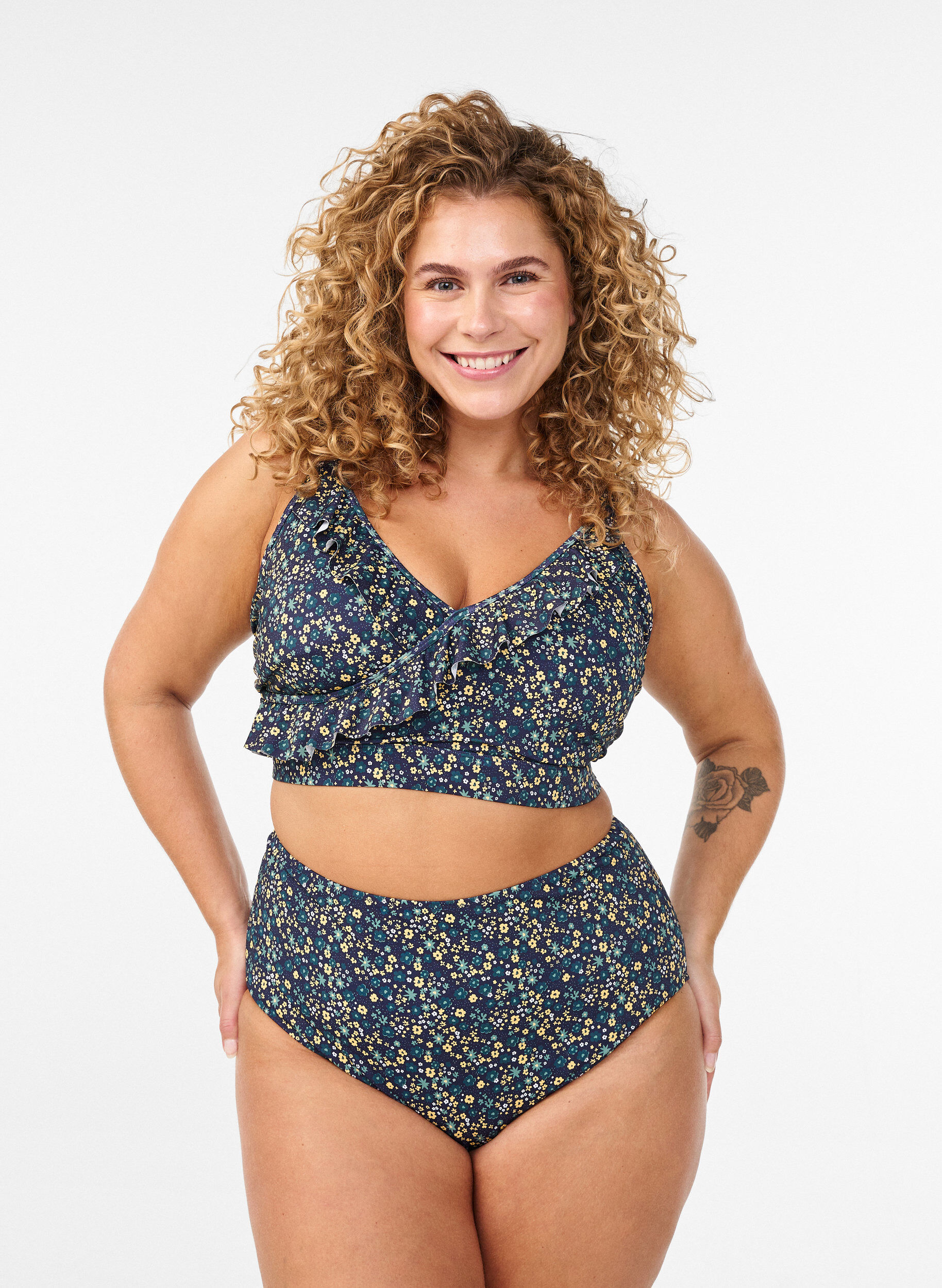 Zizzi Haut de bikini &agrave; fleurs et &agrave; d&eacute;tails de jabot, Bleu p&eacute;trole, Model image number 1